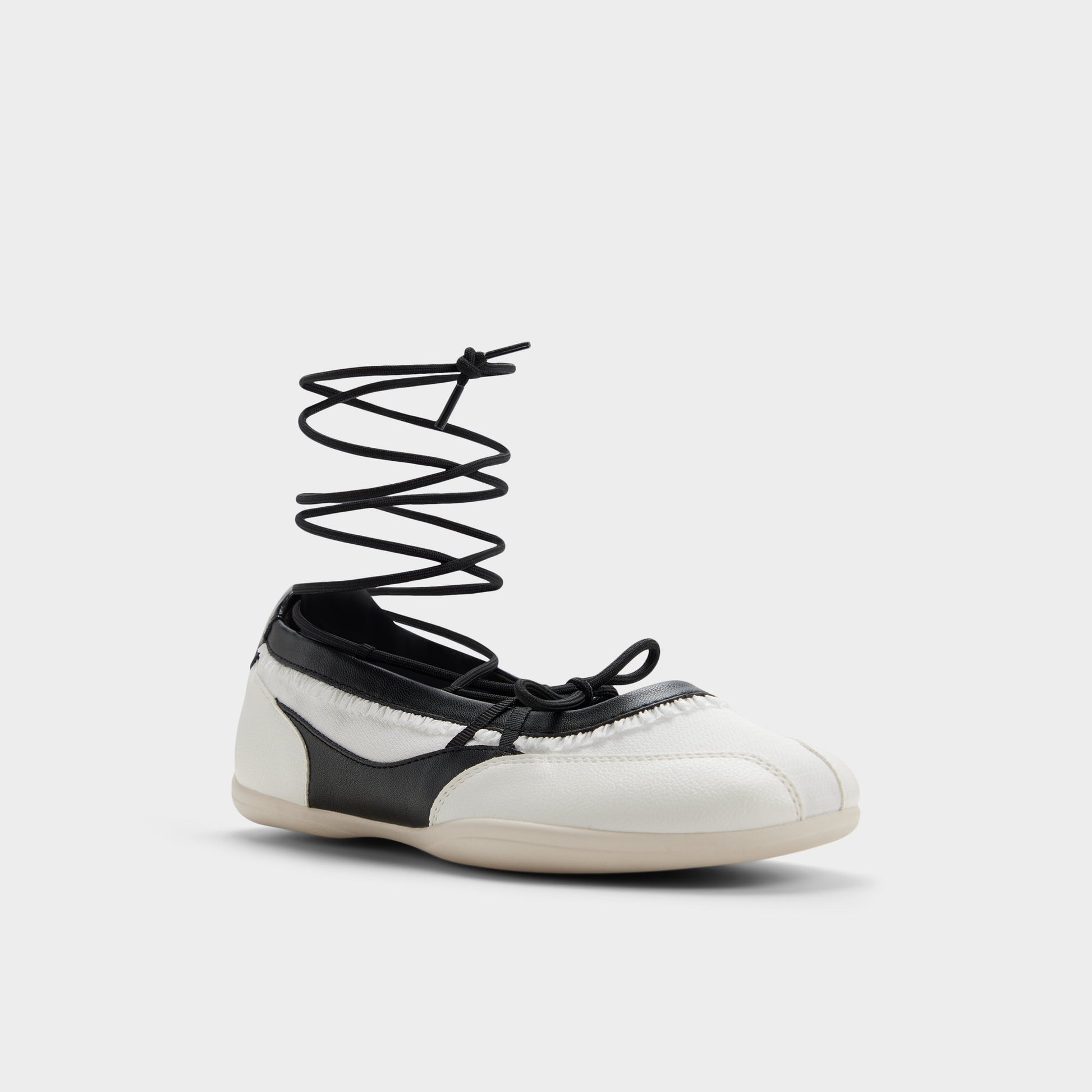 Angle de trois quarts de la face avant de Blanc/Noir Arabelia Ballerine