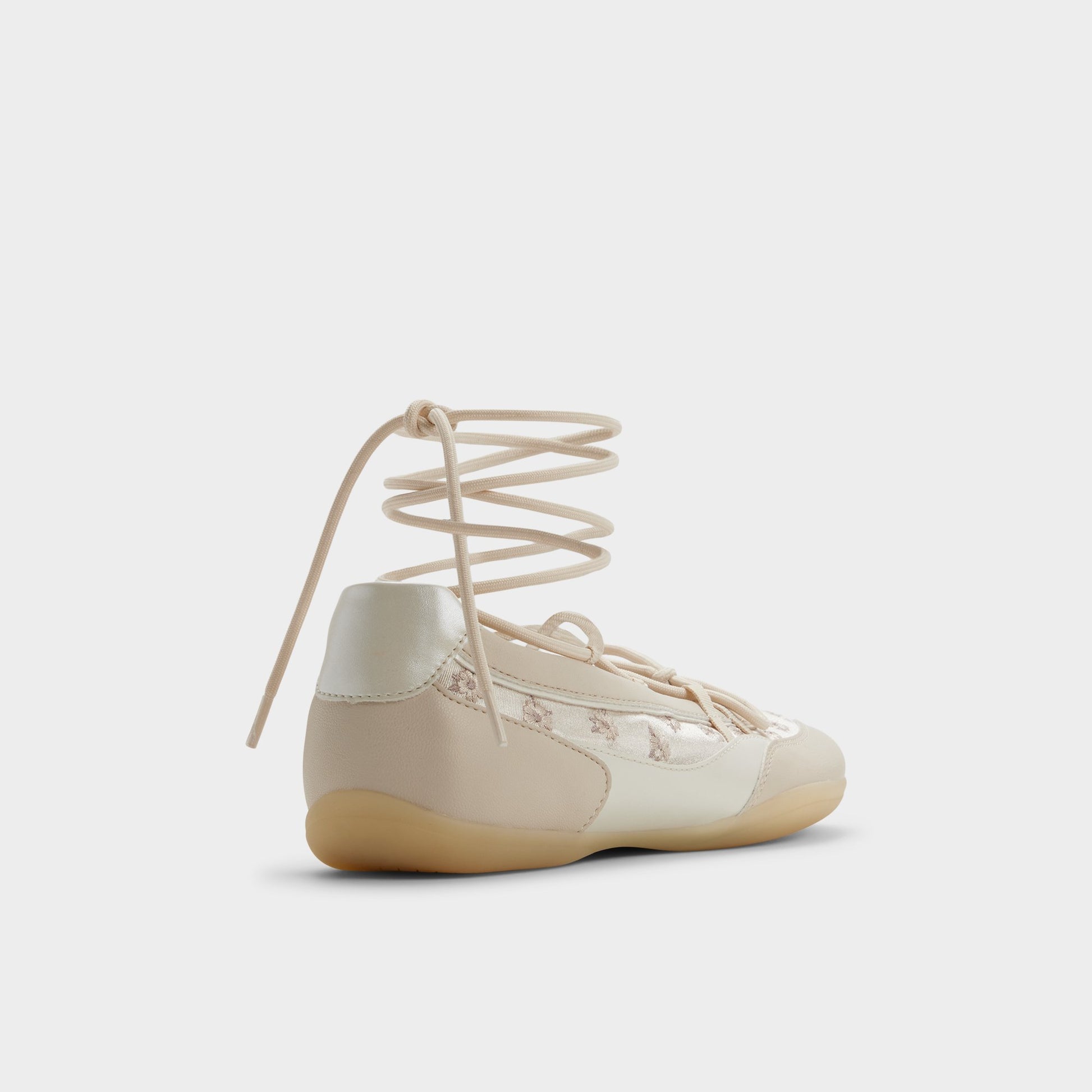 Angle de trois quarts de l'arrière de Autre Beige Arabelia Ballerine