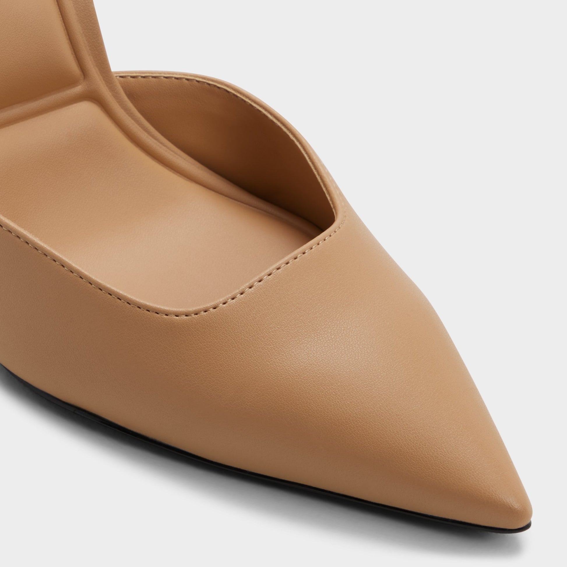 Close-up of the Beige Berolden Slingback high heel