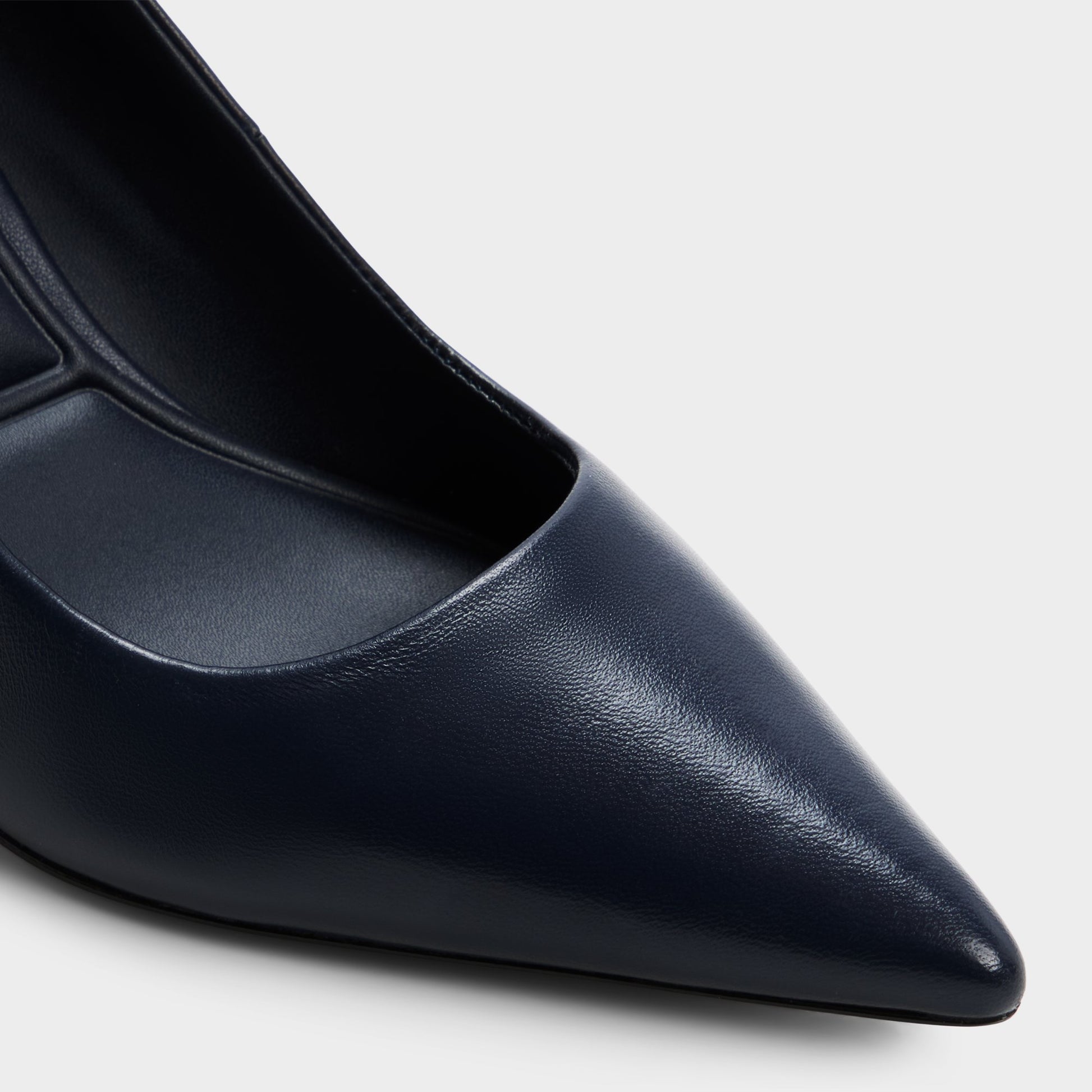 Close-up of the Navy Verone Pump