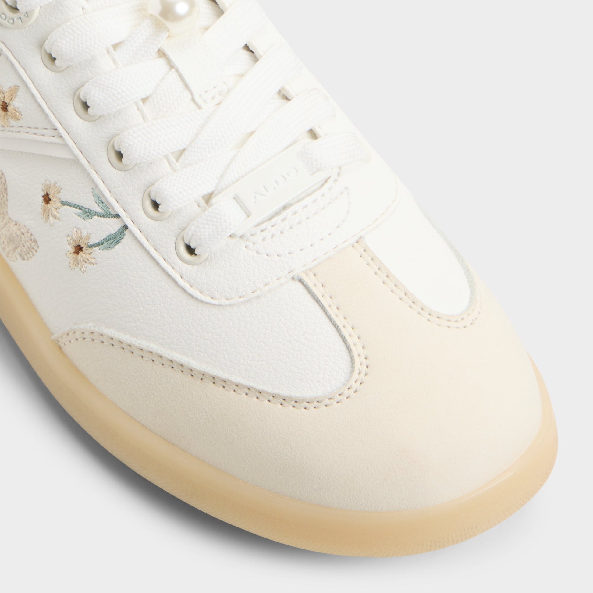 Close-up of the White/multi Erilg Sneaker