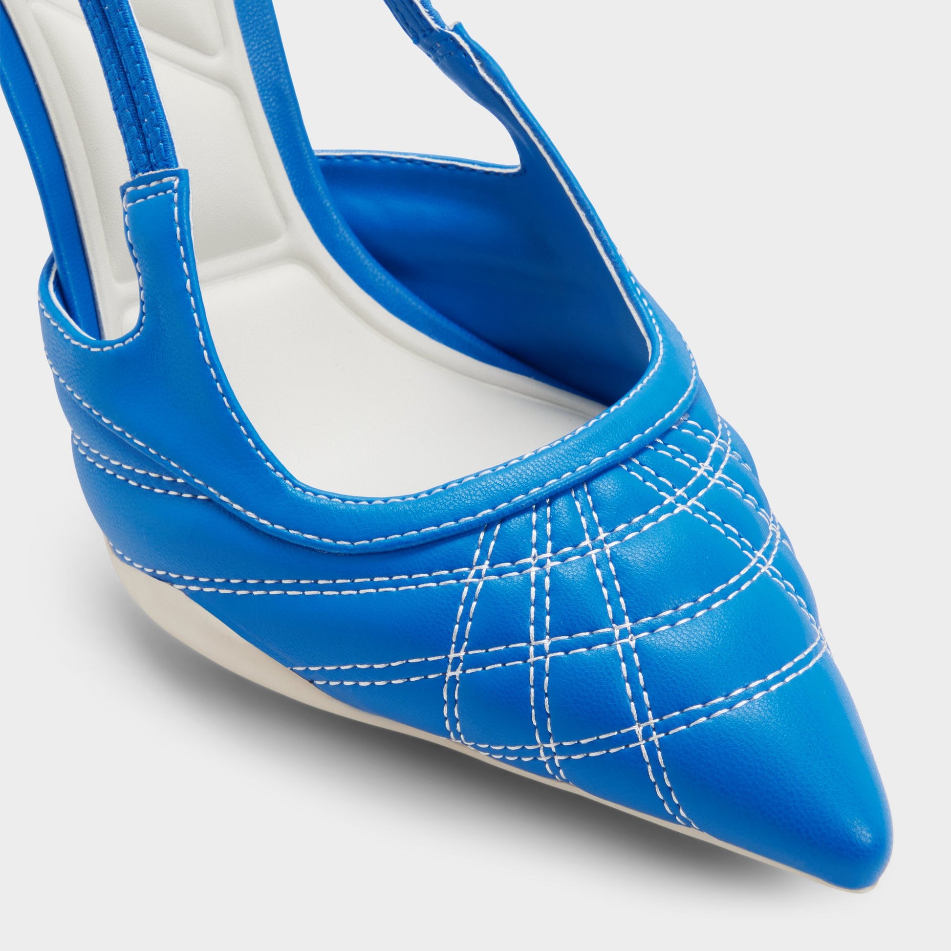 Gros plan de la Bleu Moyen Striker Talon haut à bride arrière