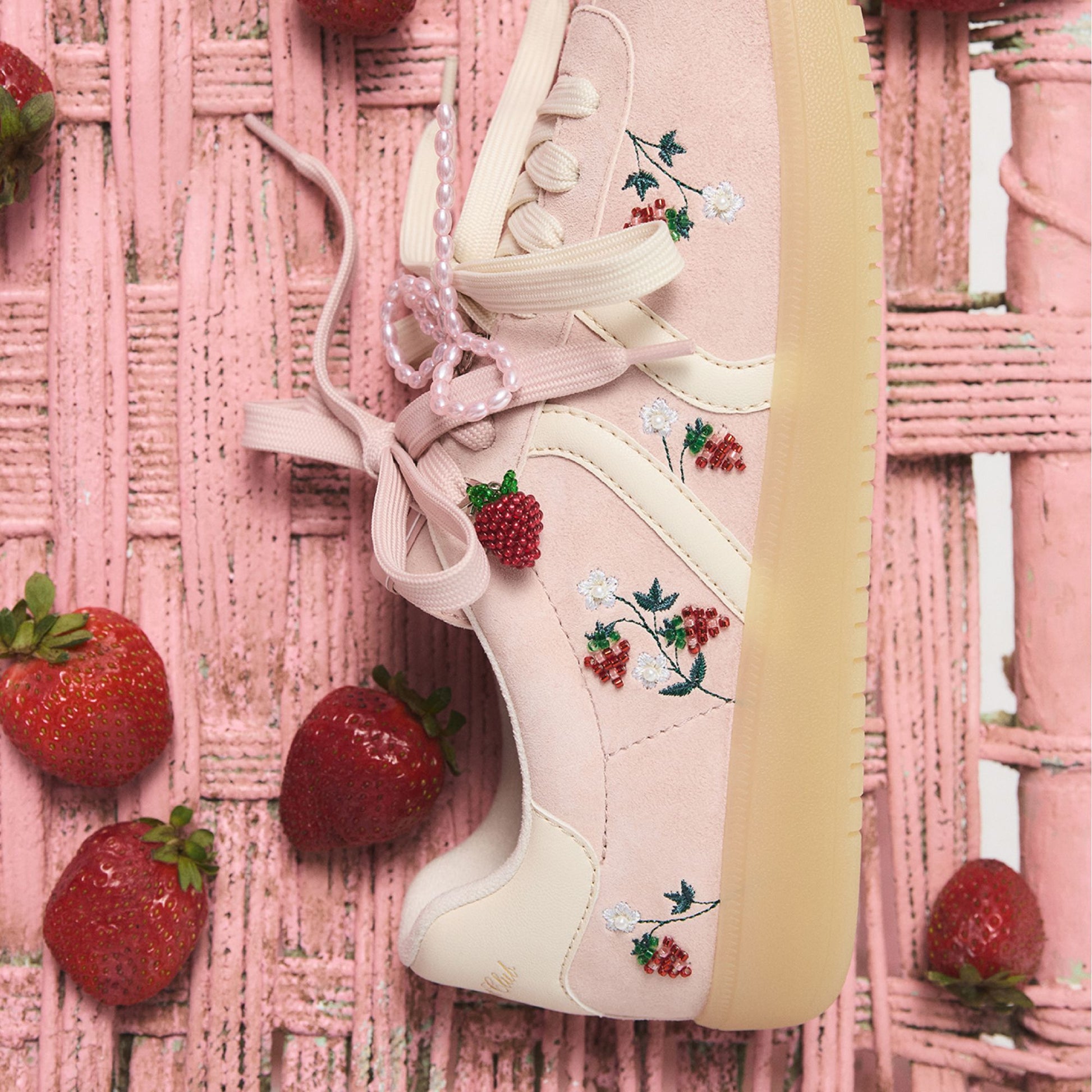 Product media for Chicsneaker