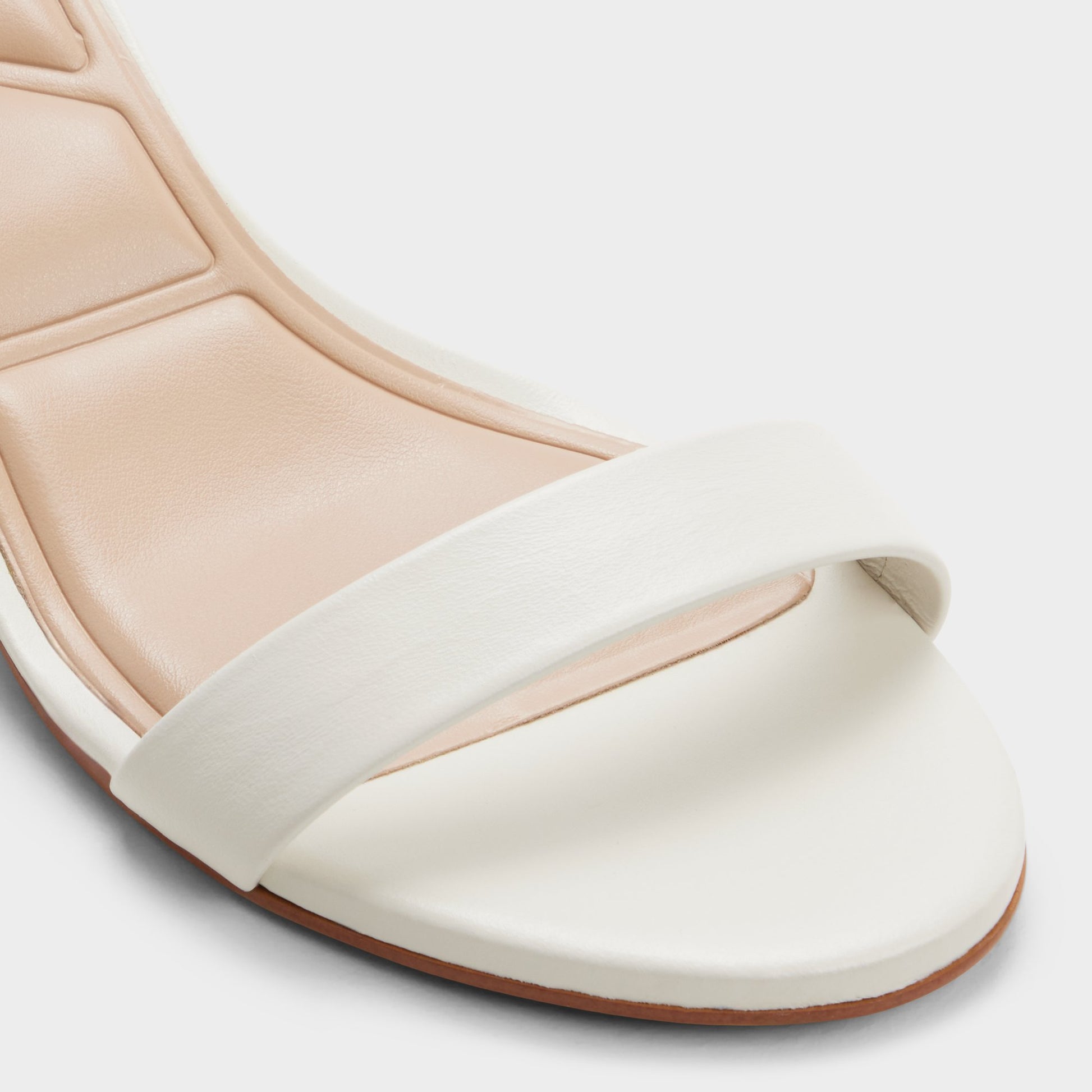 Gros plan de la Blanc/Oss Prisca Sandale à talon haut