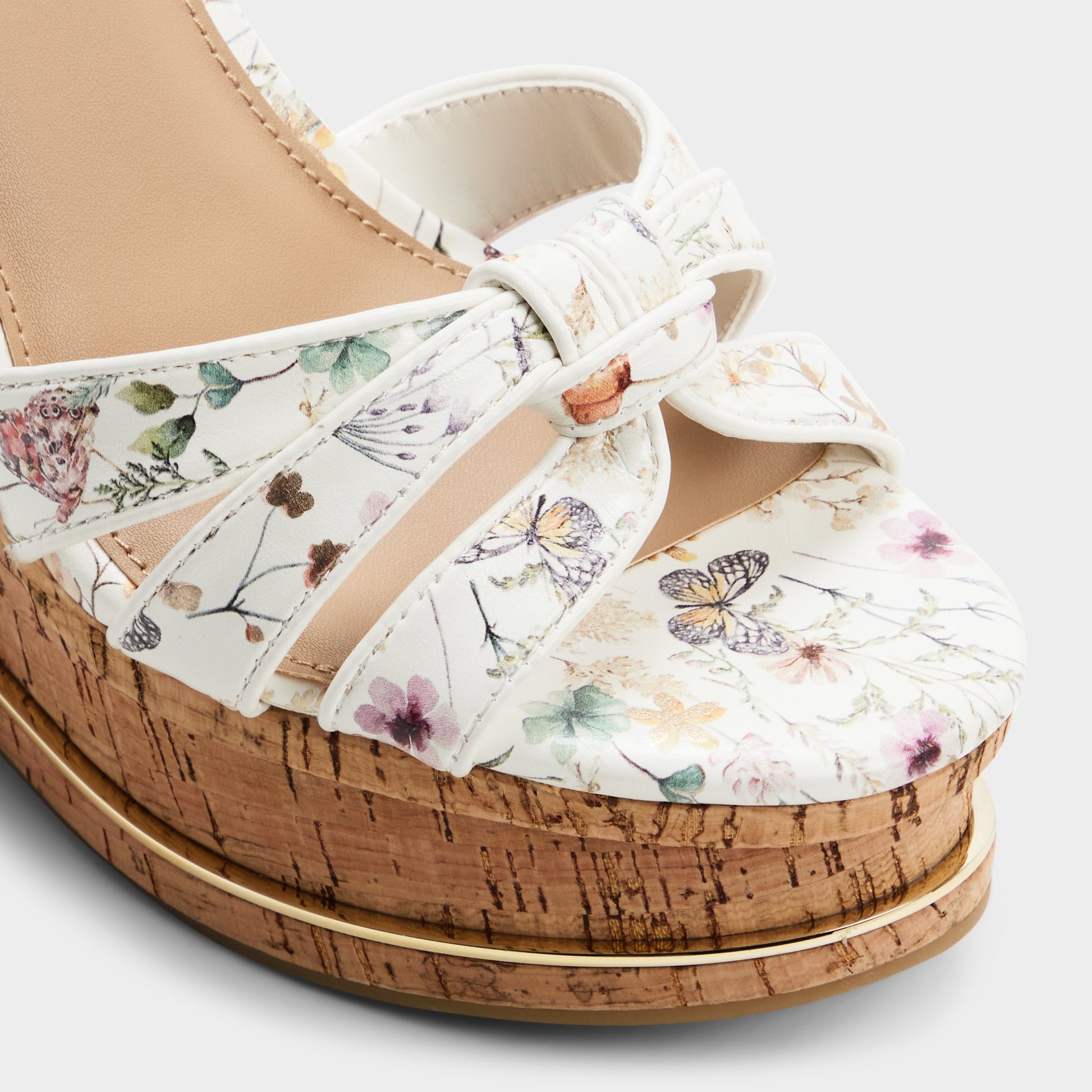 Close-up of the Multi Esmerie Wedge sandal