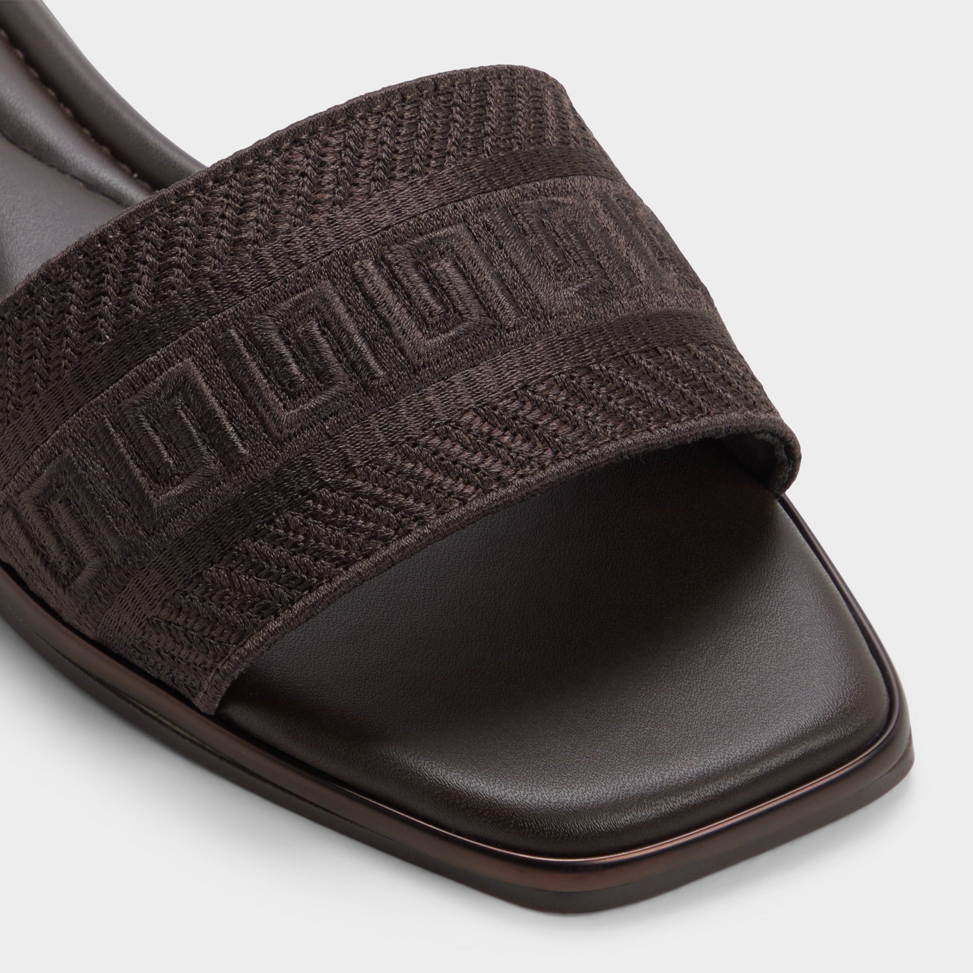 Close-up of the Dark brown Oceania Slide sandal