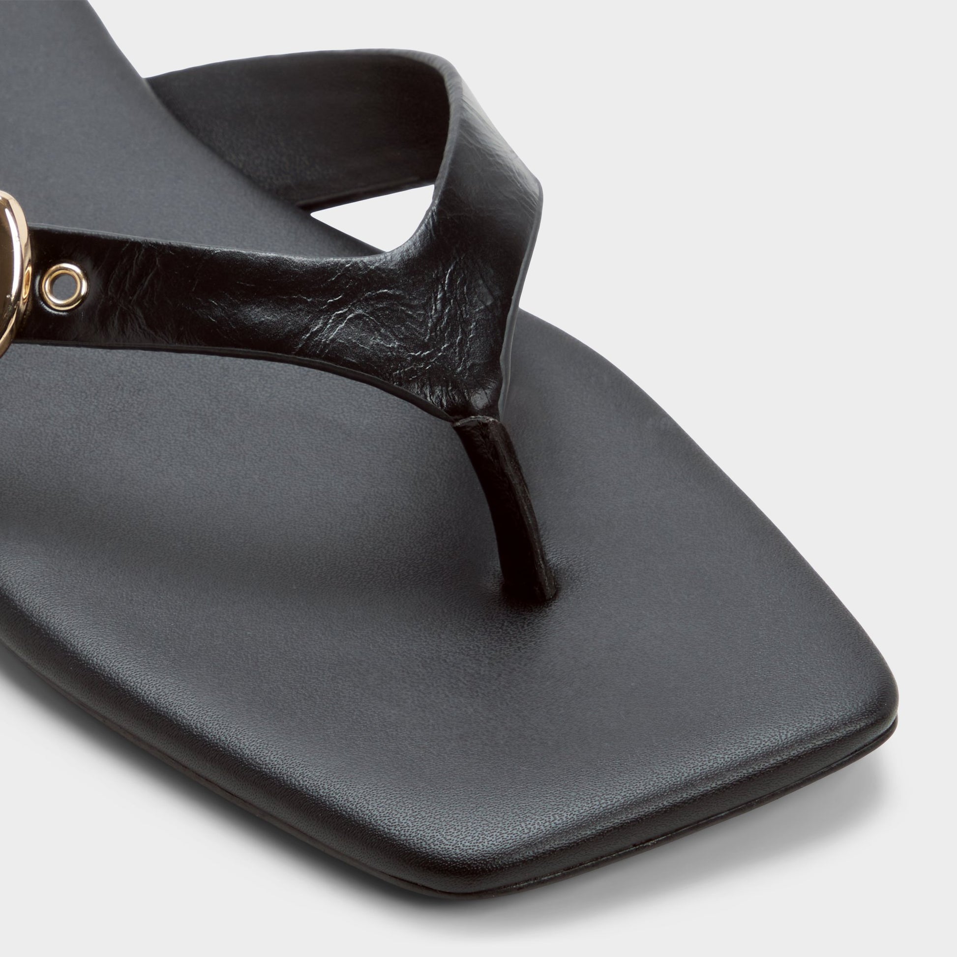 Gros plan de la Noir Leonnia Sandale tong