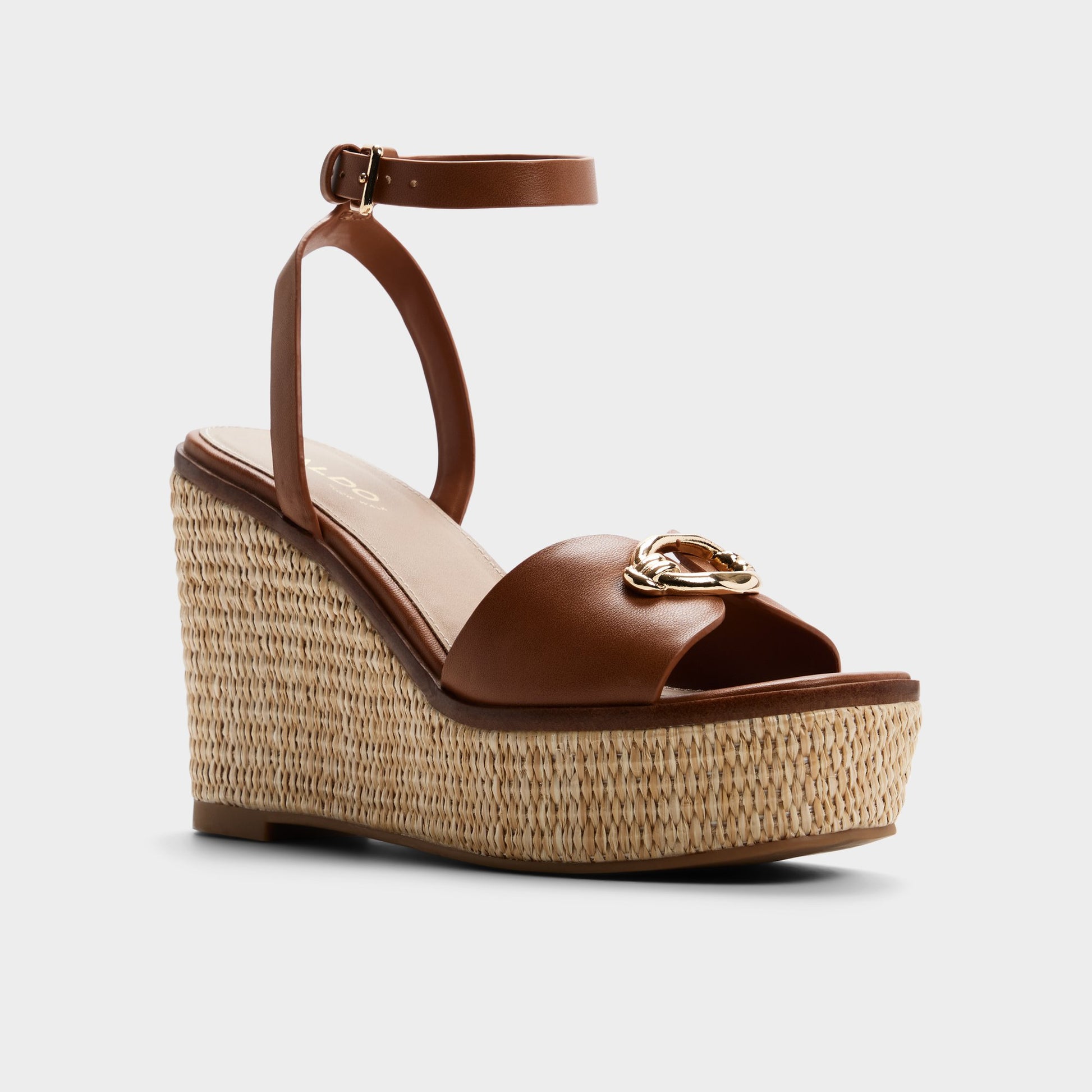 Angle de trois quarts de la face avant de Marron Moyen Carrabririel Sandale compensée