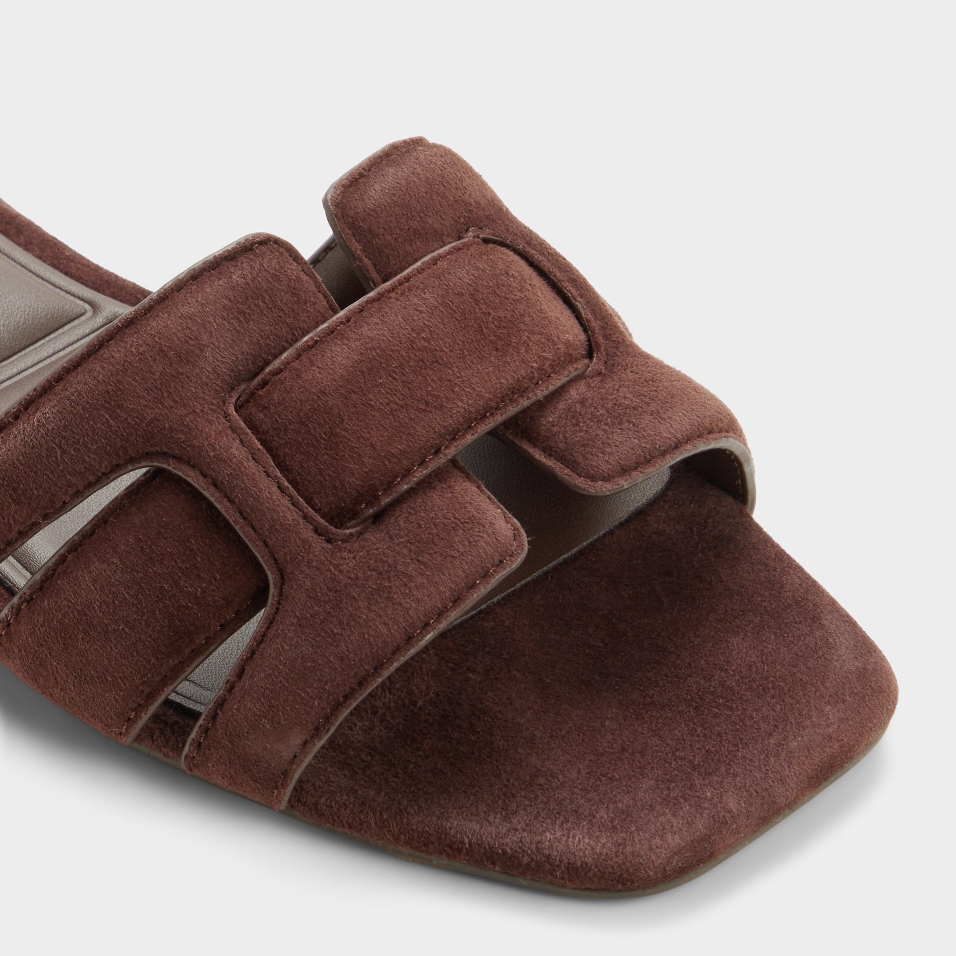 Gros plan de la Marron Foncé Elenaria Claquette