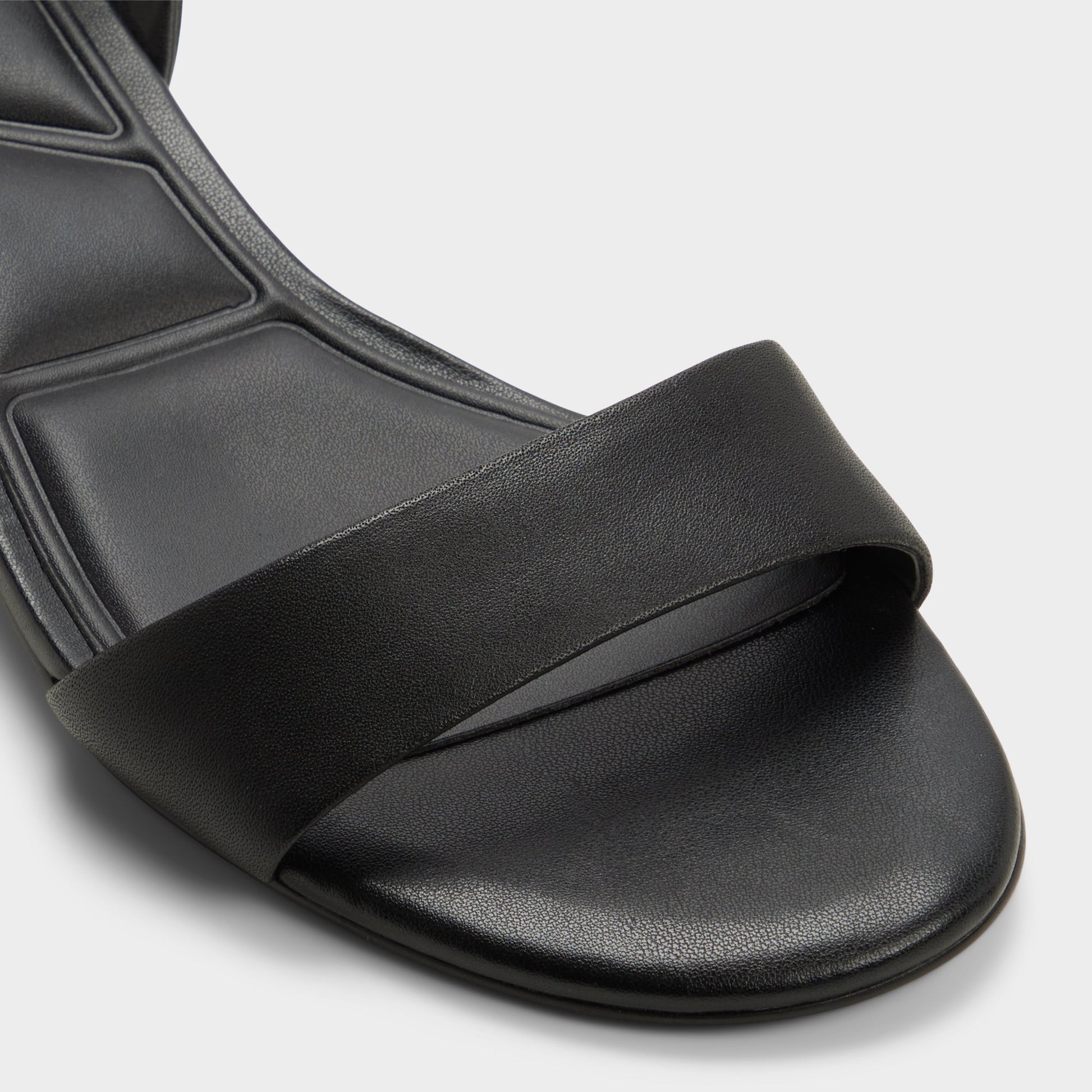 Gros plan de la Noir Halobrerel Sandale à talon haut