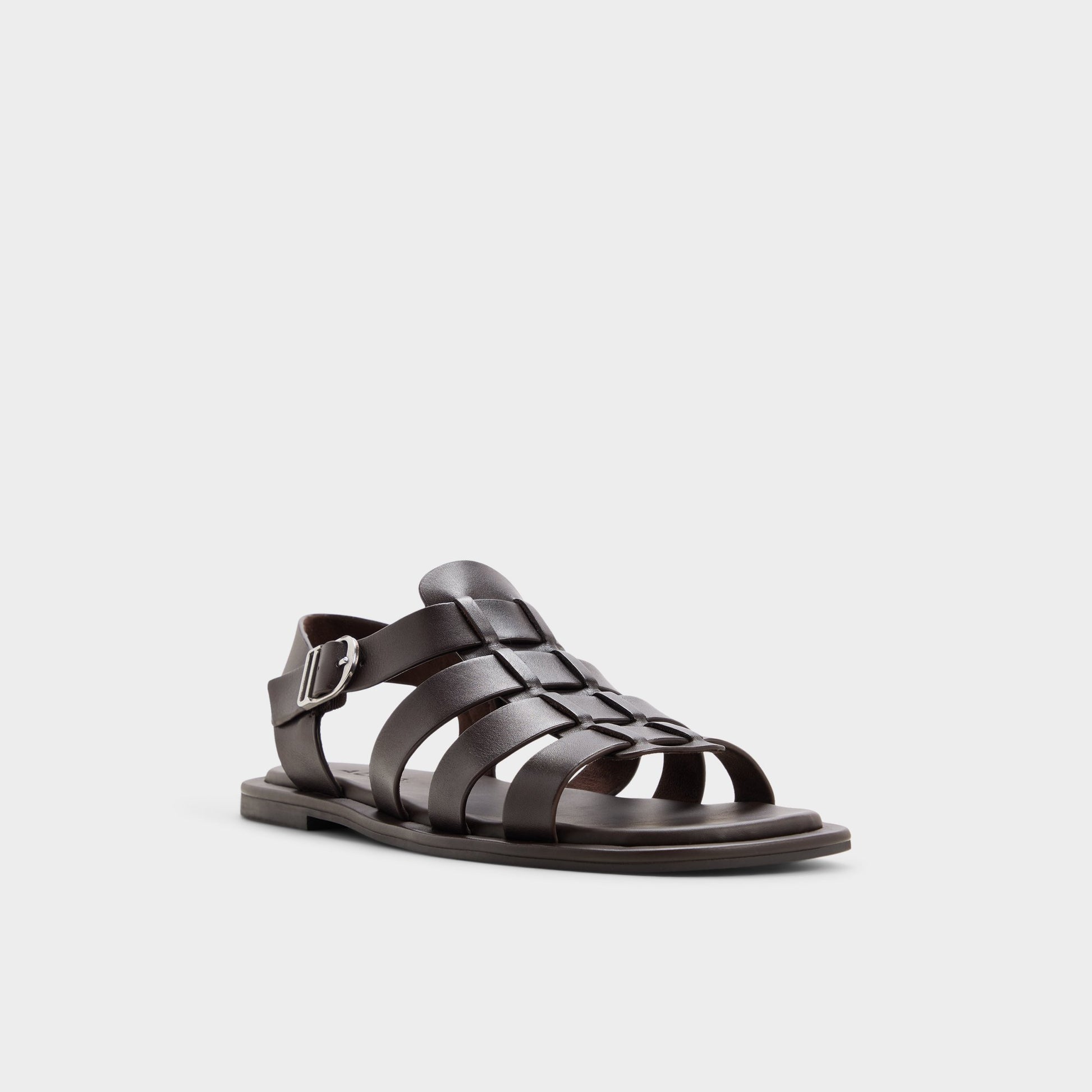 Angle de trois quarts de la face avant de Brun foncé Romney Sandale gladiateur