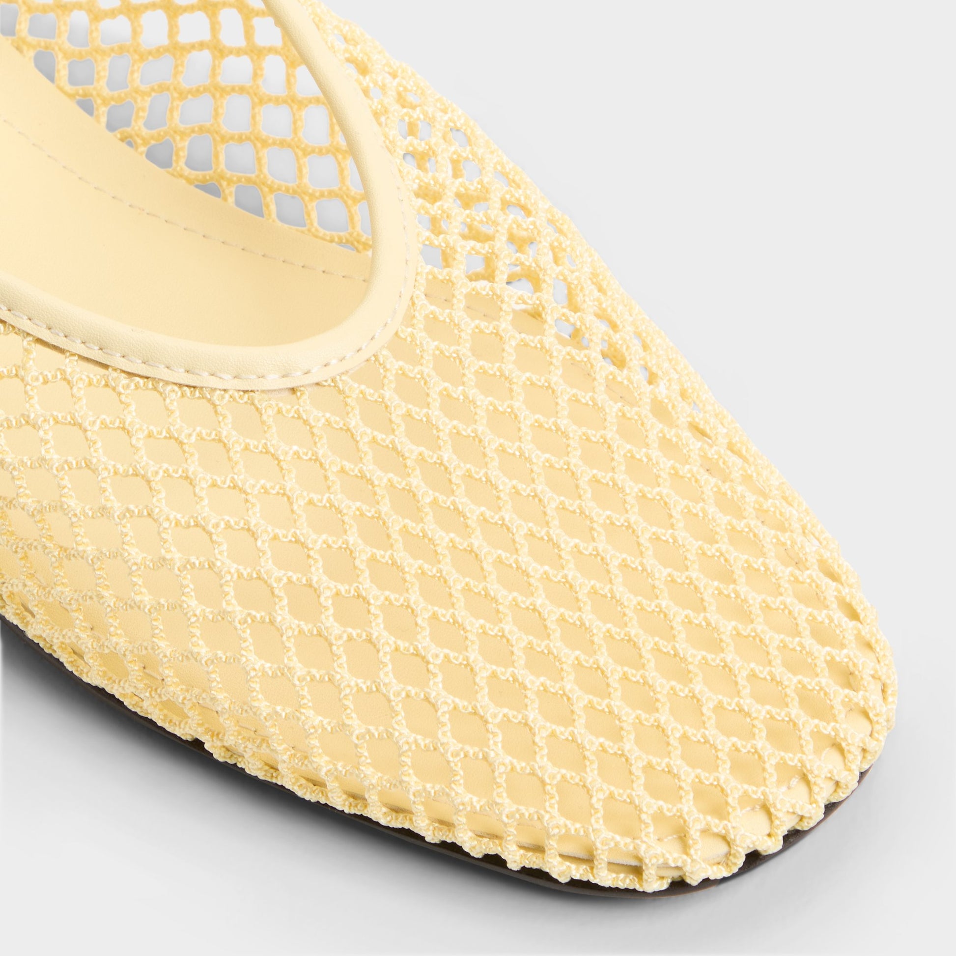 Gros plan de la Jaune clair Alissie Ballerine