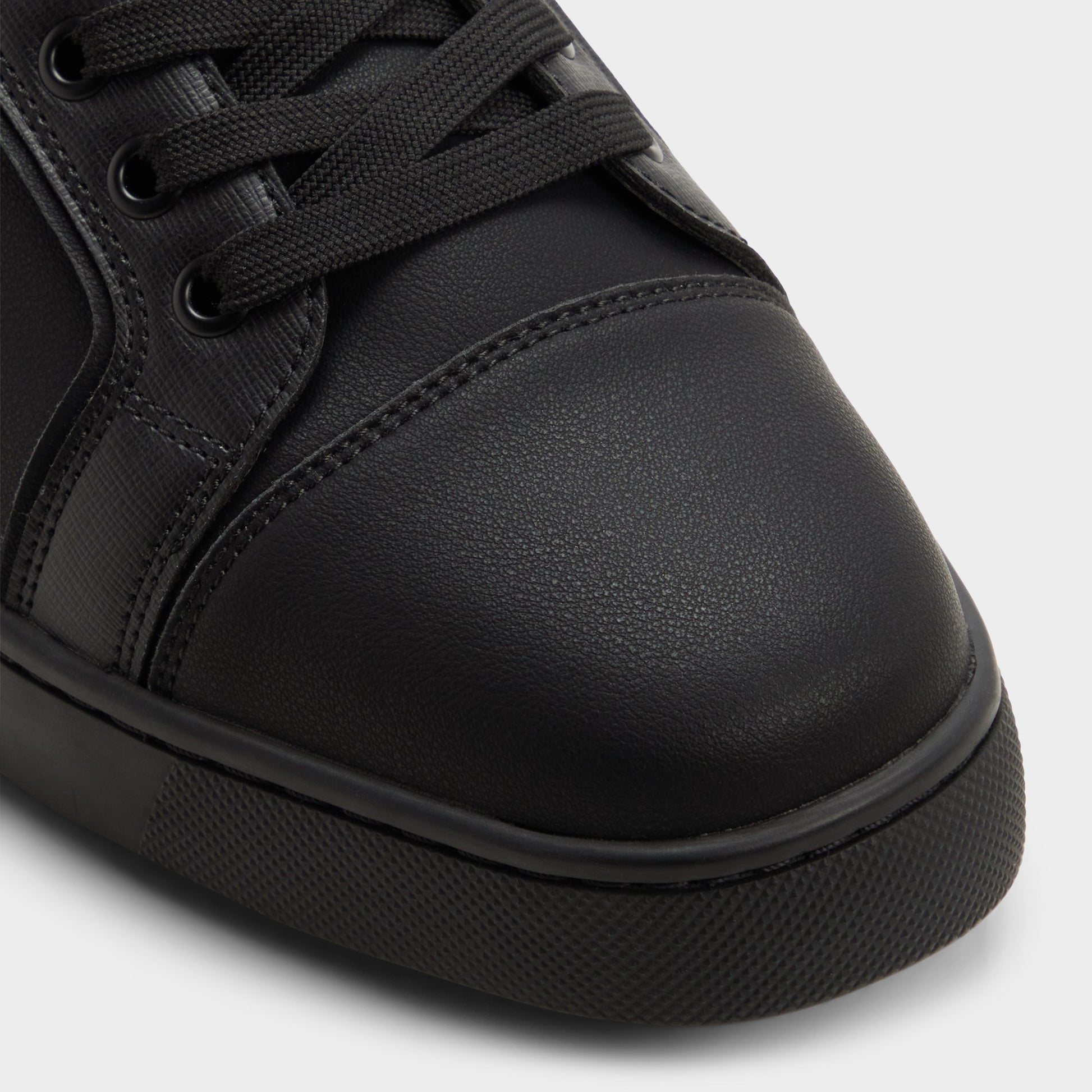 Close-up of the Black/black Suitsneaker Low top sneaker