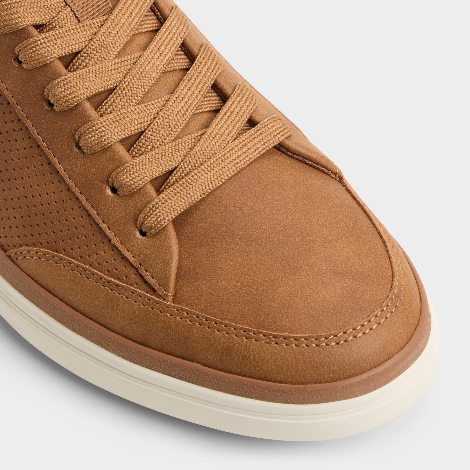 Close-up of the Brown Stepup Low top sneaker