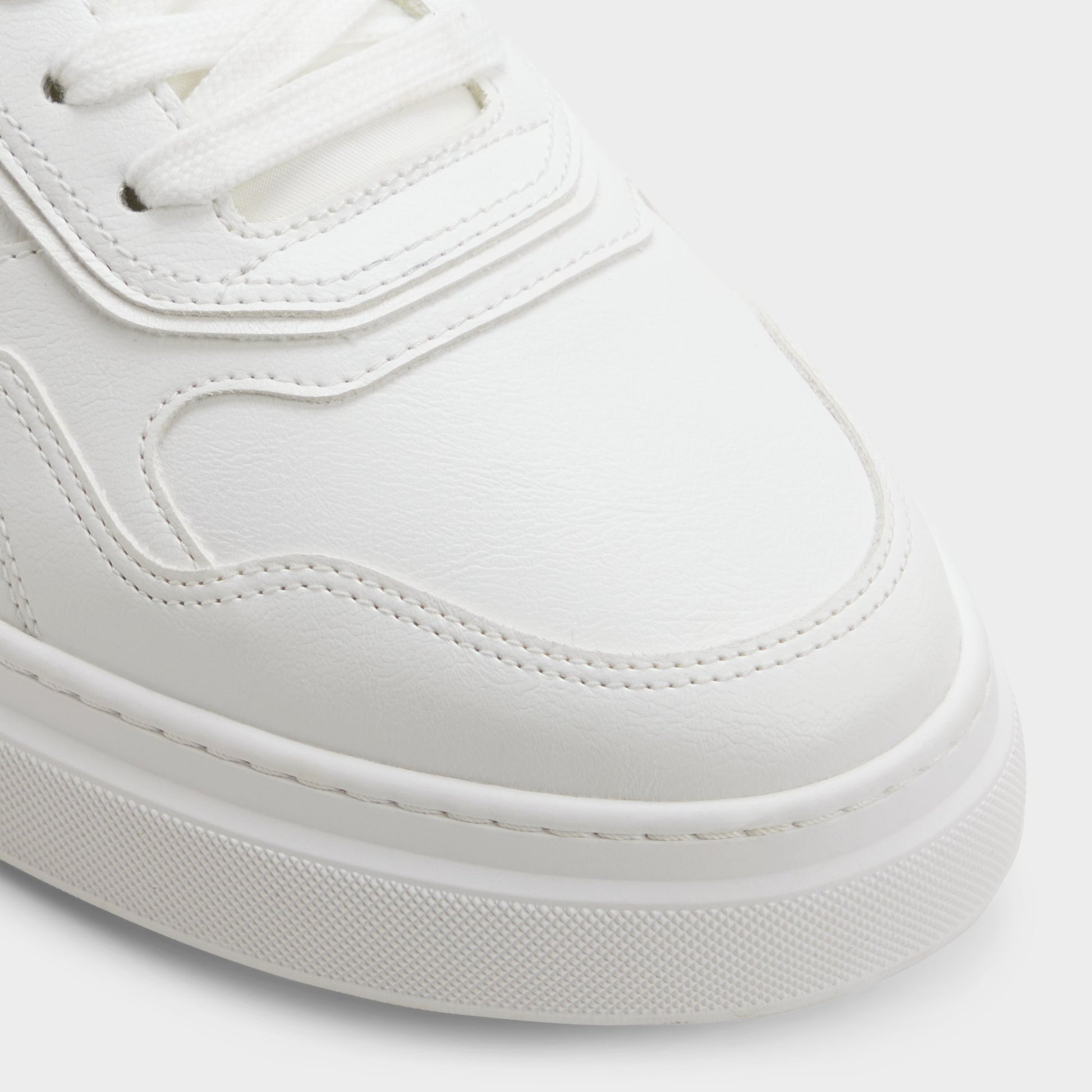 Close-up of the White Desmond Low top sneaker