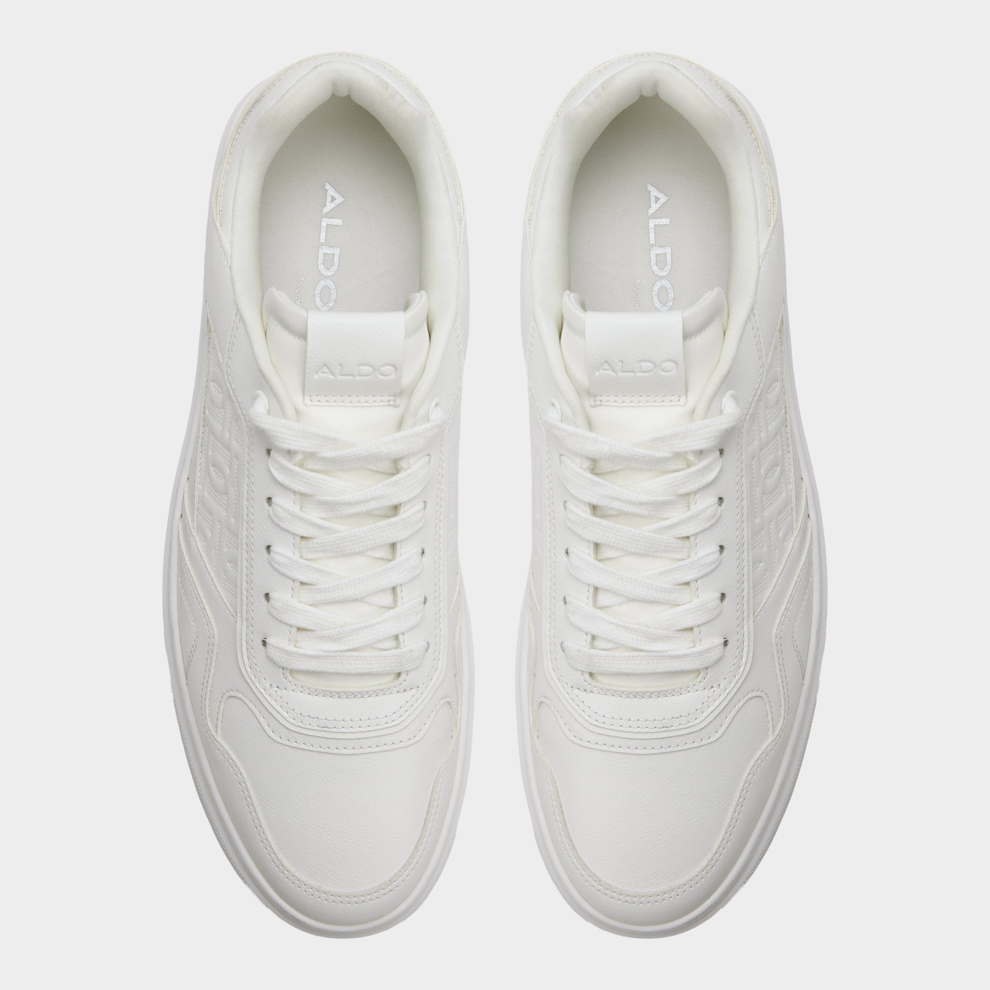 Top-down view of the White Desmond Low top sneaker