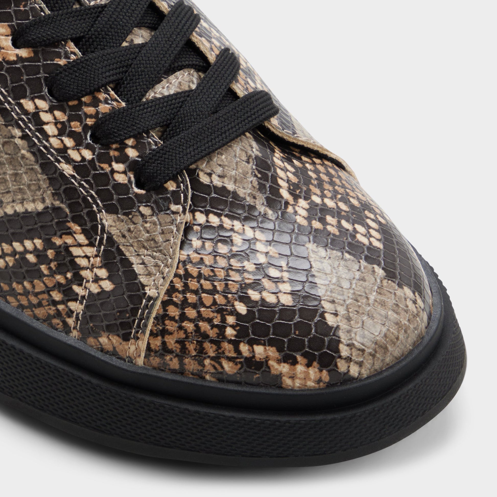 Close-up of the Multi Magnus Low top sneaker