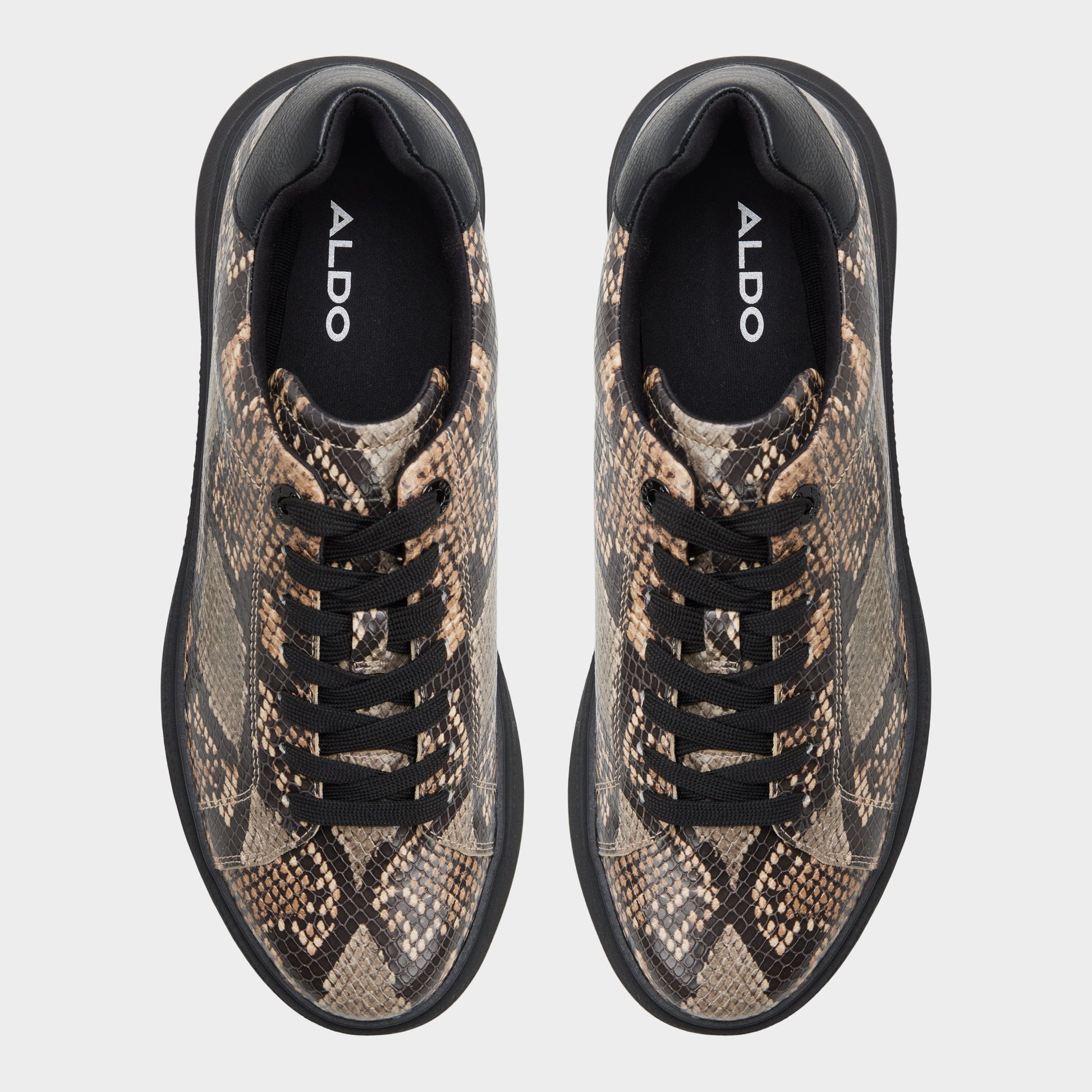 Top-down view of the Multi Magnus Low top sneaker