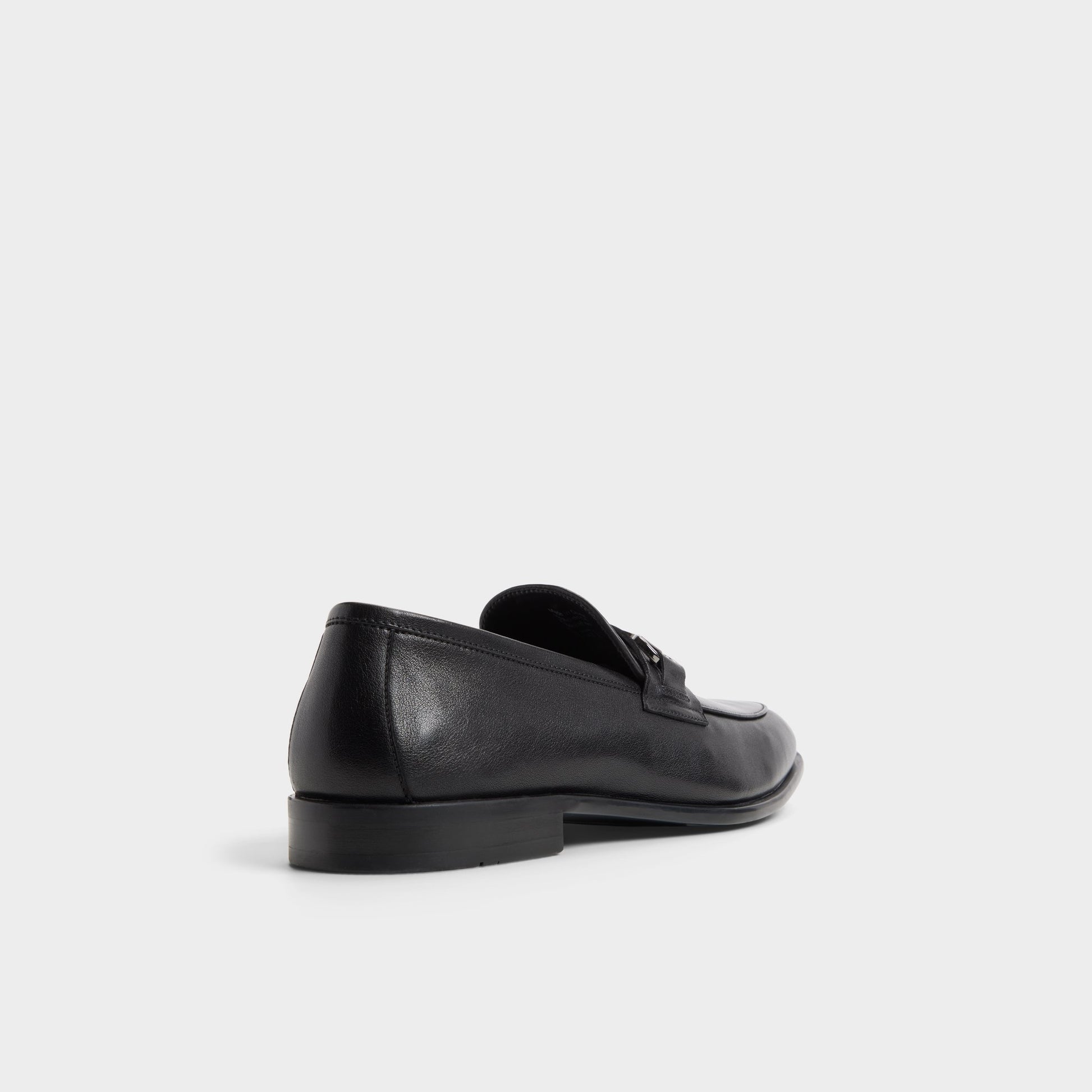 Angle de trois quarts de l'arrière de Noir Walters Mocassin