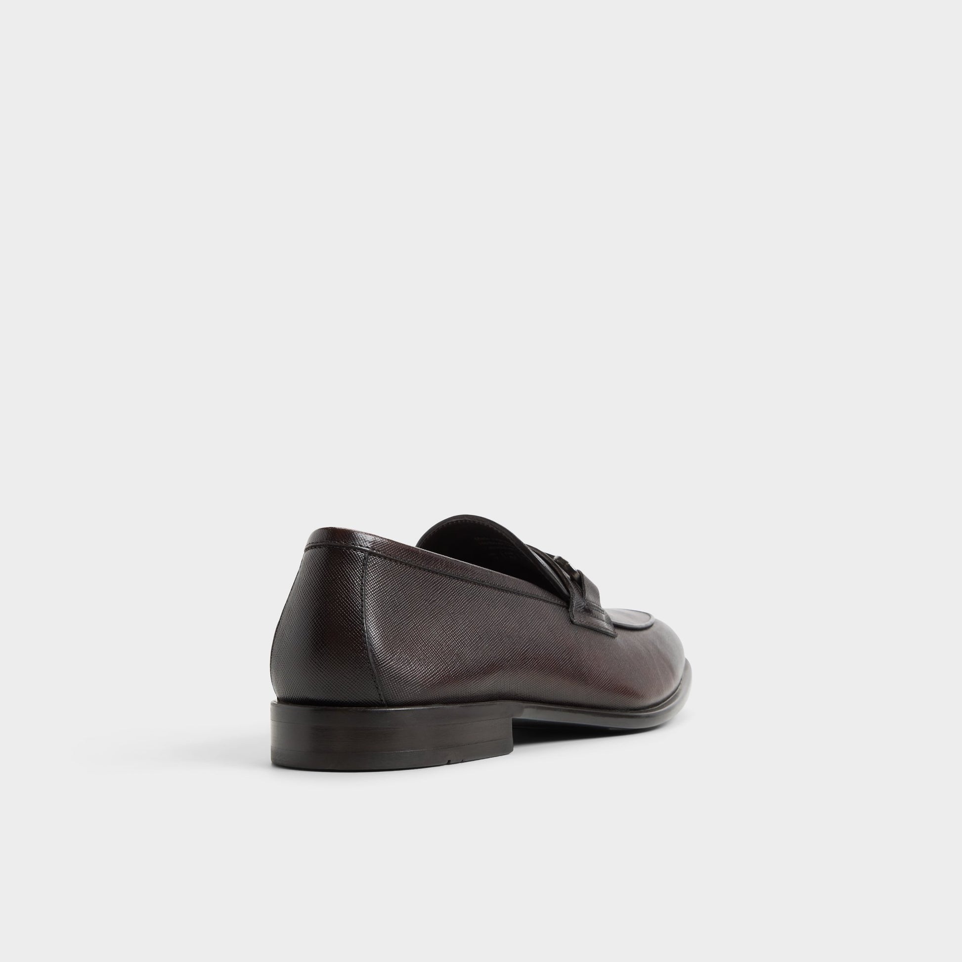 Angle de trois quarts de l'arrière de Brun foncé Walters Mocassin