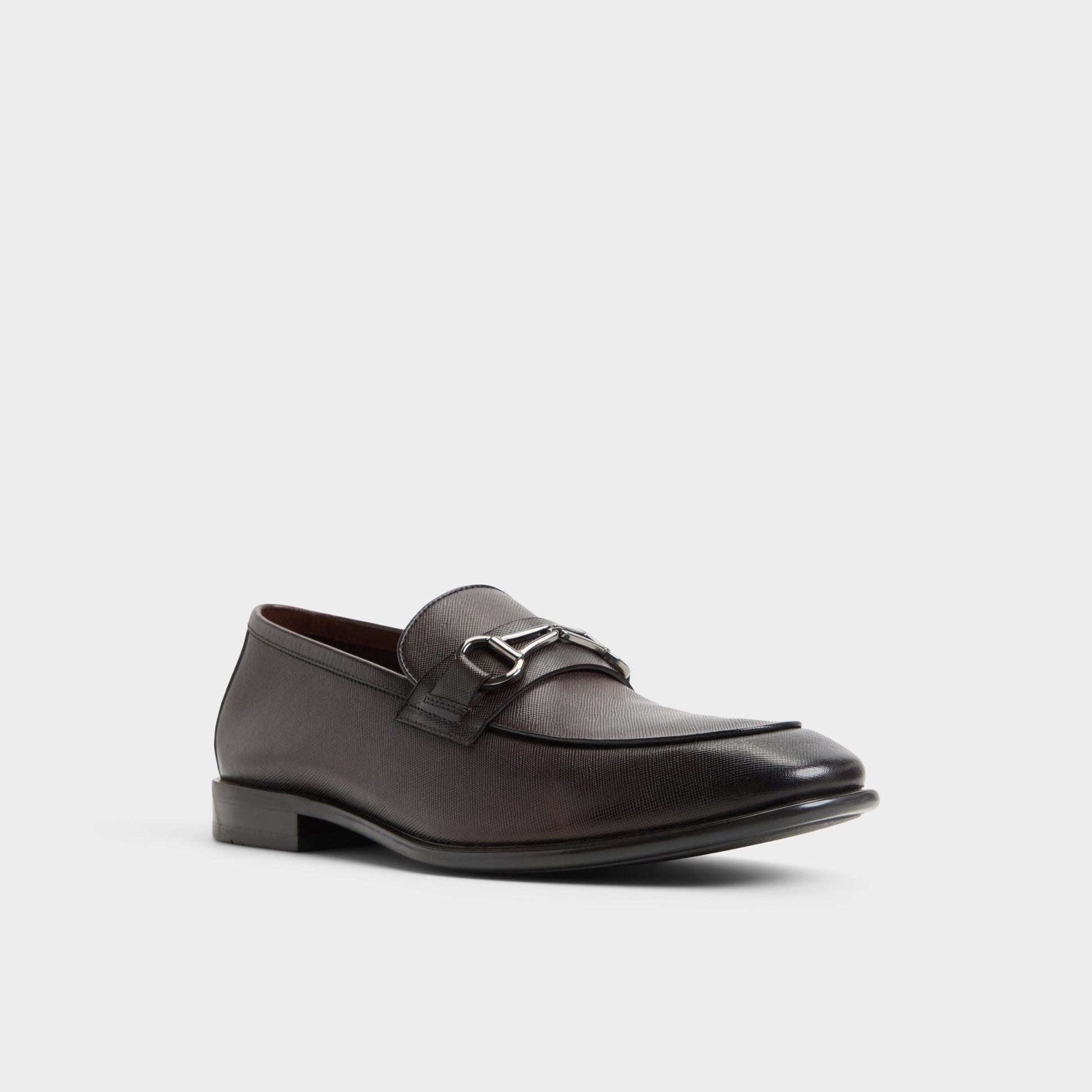 Angle de trois quarts de la face avant de Brun foncé Walters Mocassin