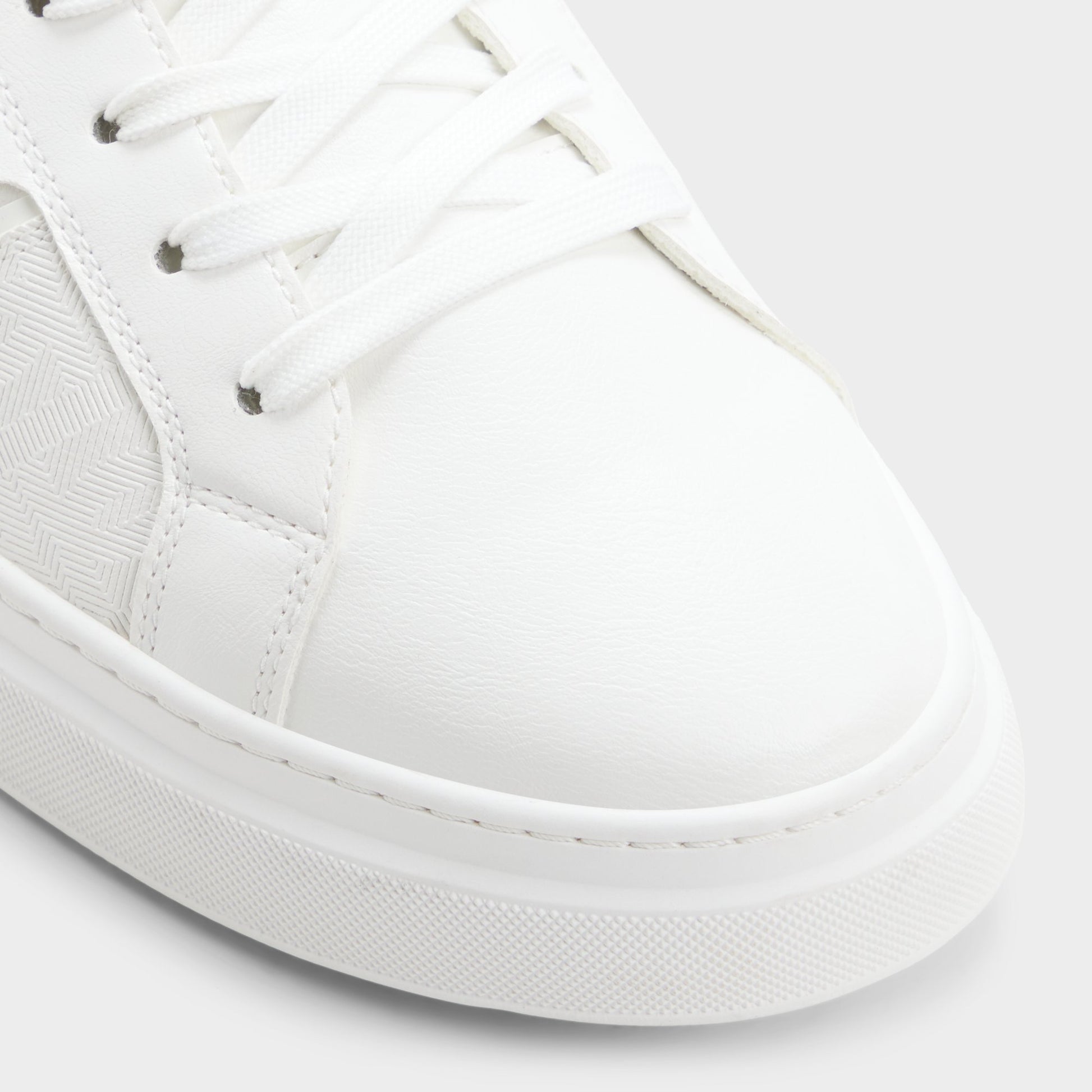 Close-up of the White Jenner High top sneaker