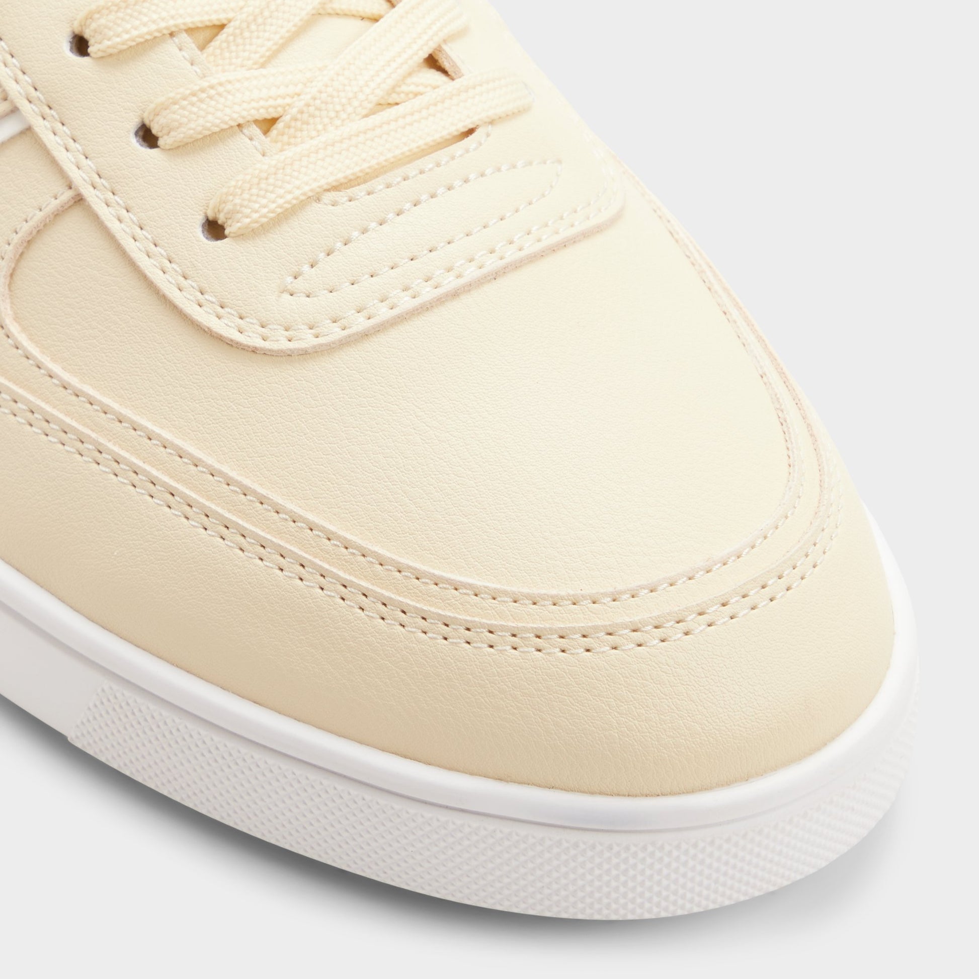 Close-up of the Light yellow Whirl Low top sneaker