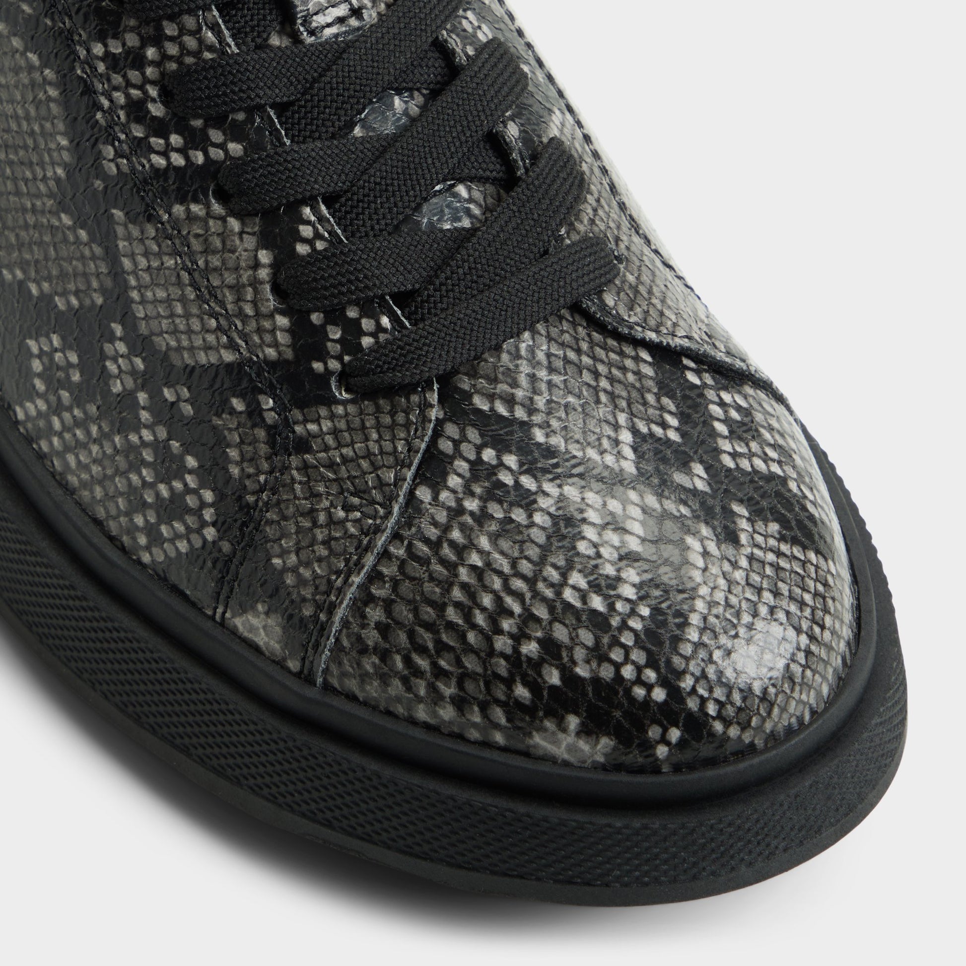 Close-up of the Black combo Magnus Low top sneaker