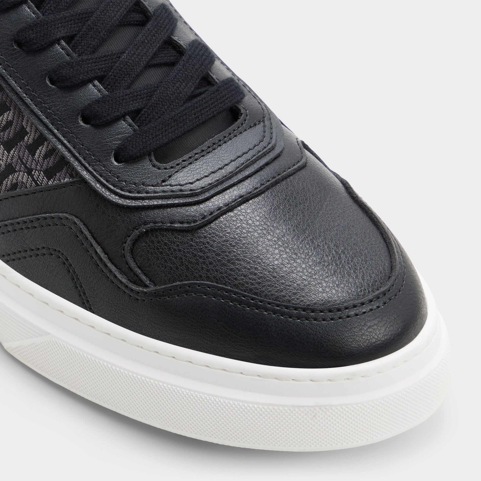 Close-up of the Black Desmond Low top sneaker