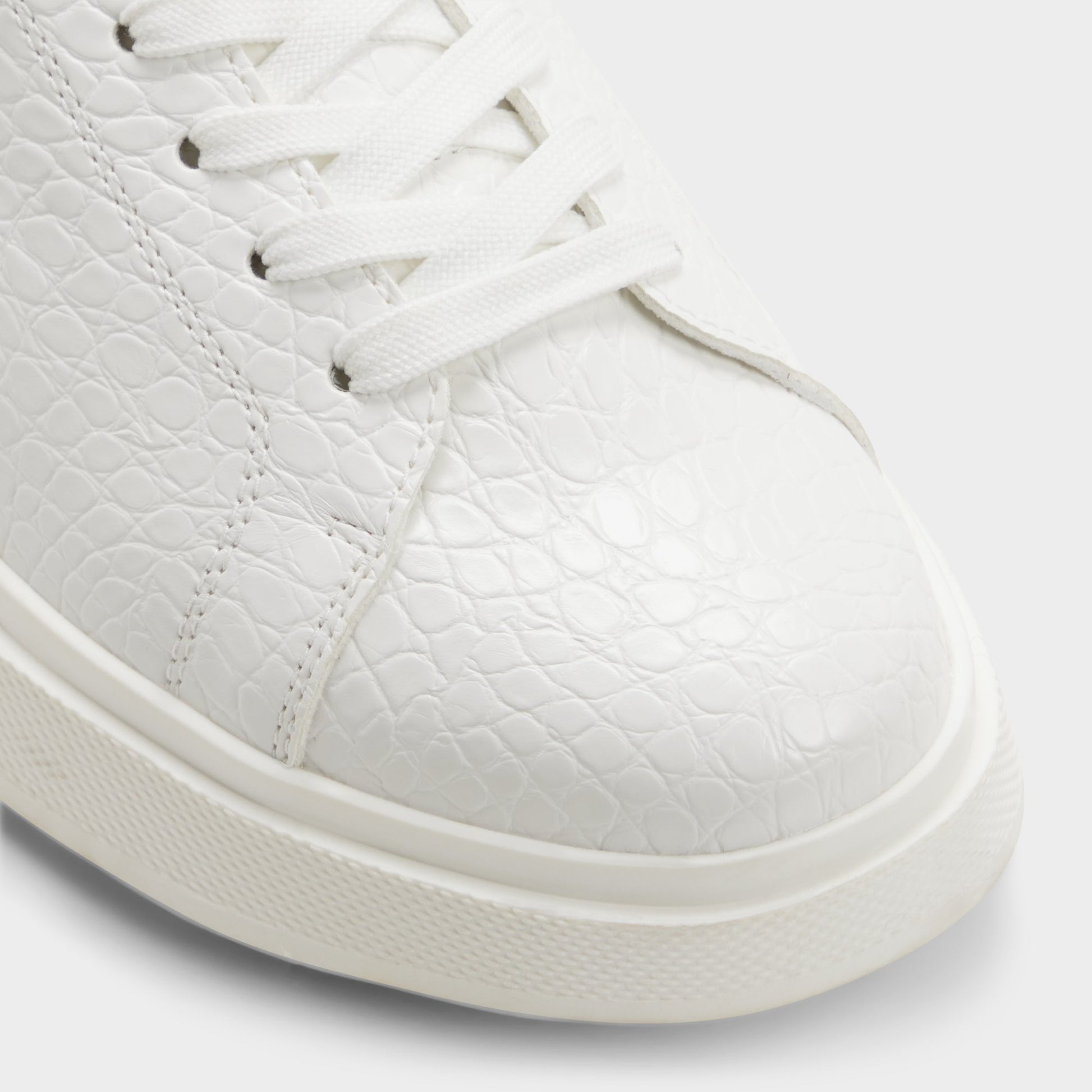 Close-up of the White combo Magnus Low top sneaker