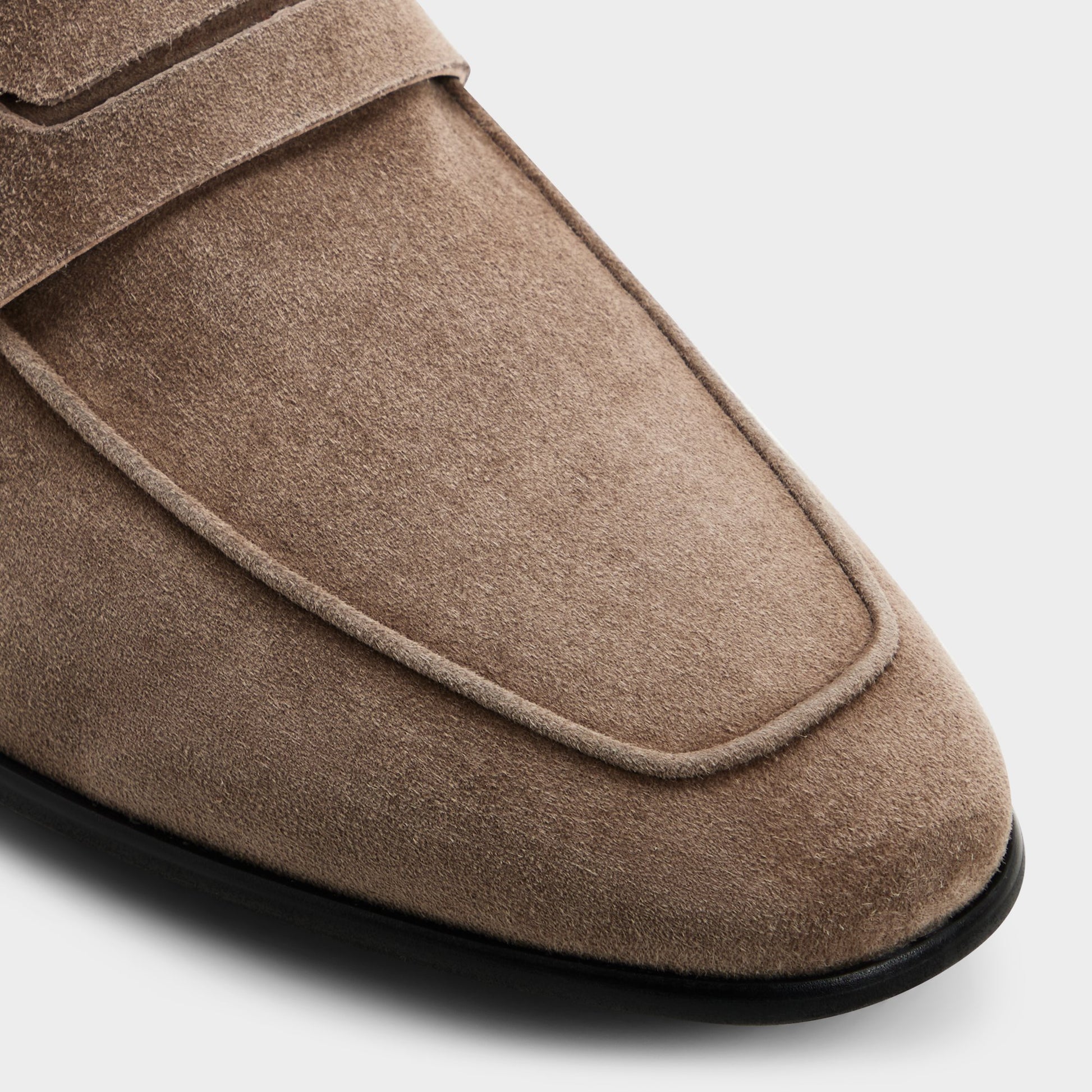Close-up of the Dark brown Frazer Loafer