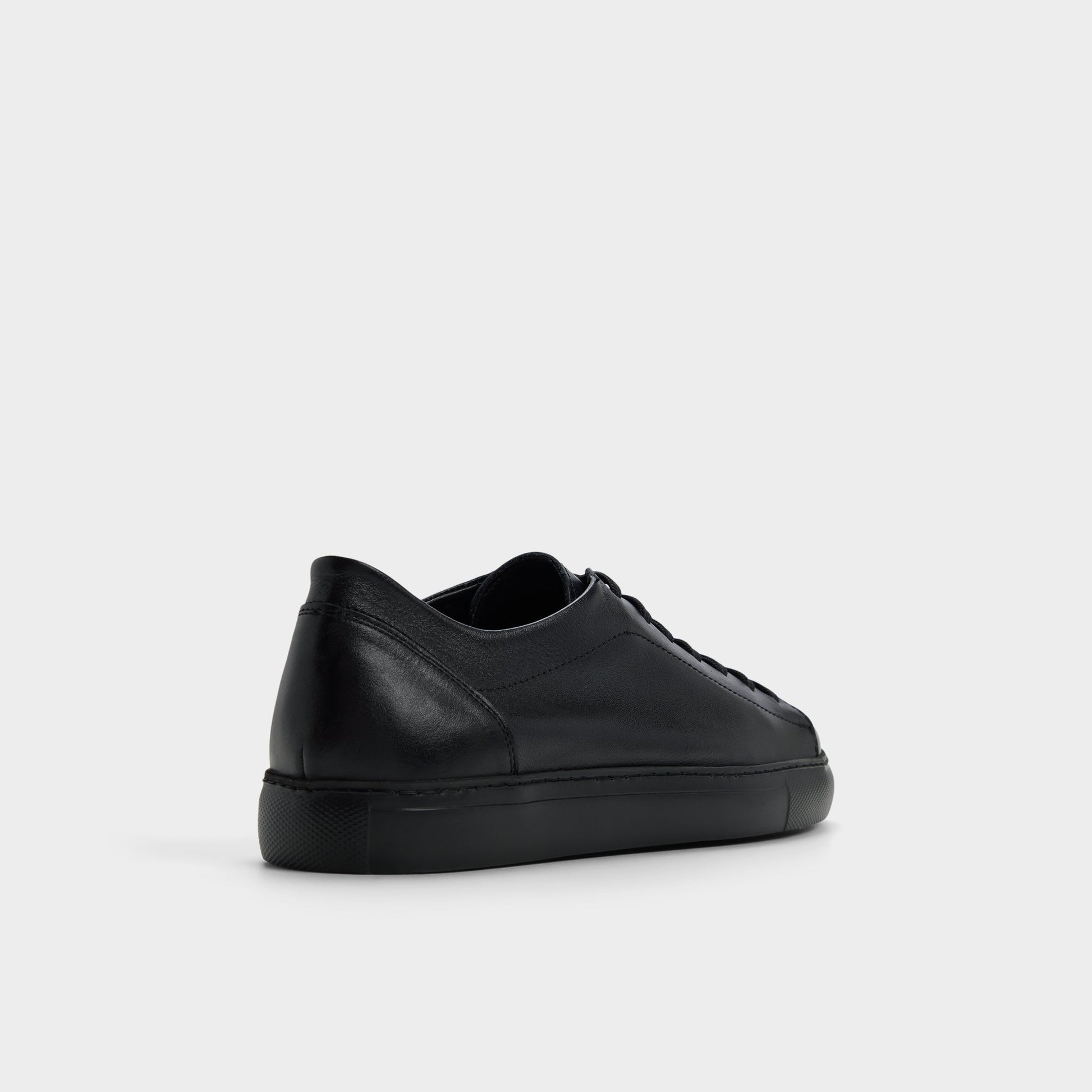 Angle de trois quarts de l'arrière de Noir Hawke Sneaker bas