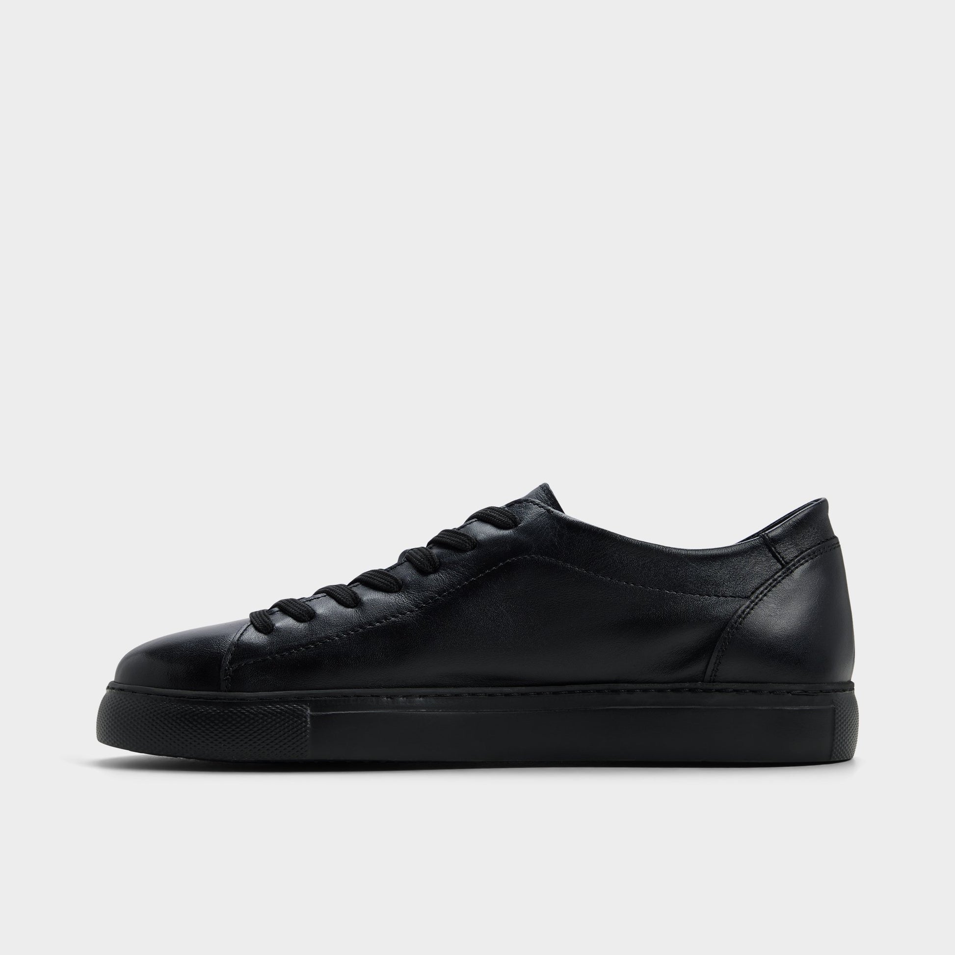 Vue latérale de Noir Hawke Sneaker bas