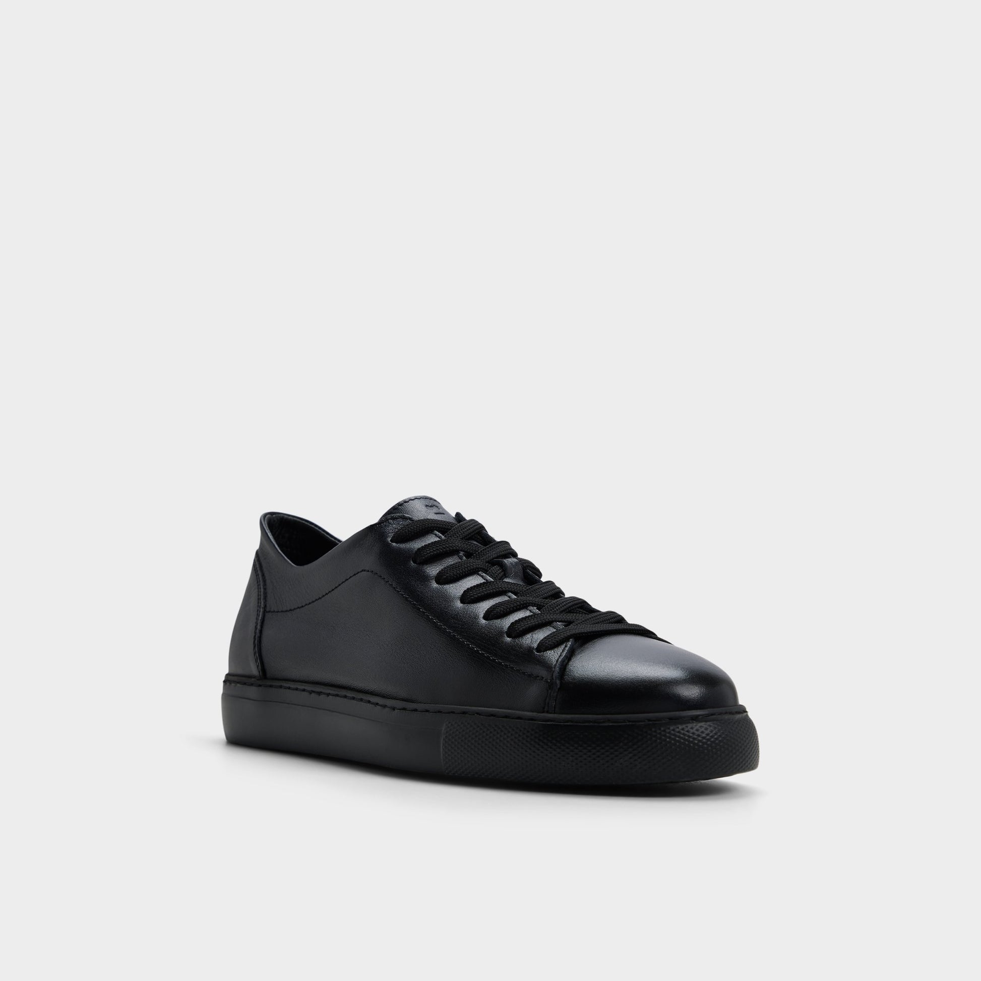 Angle de trois quarts de la face avant de Noir Hawke Sneaker bas
