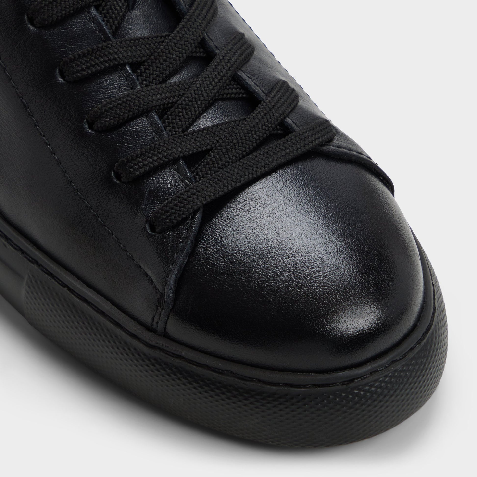 Gros plan de la Noir Hawke Sneaker bas