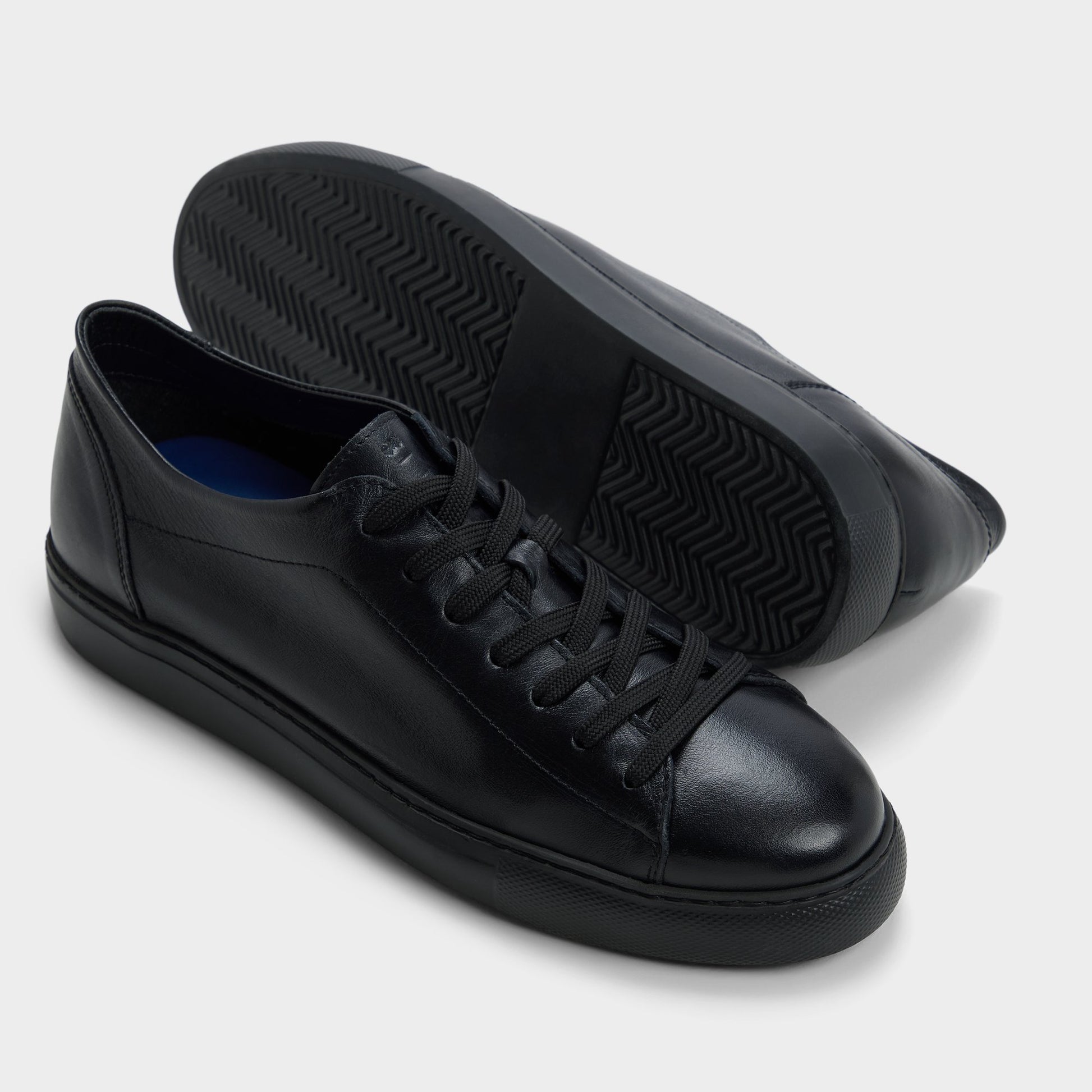 Vue en surbrillance d'une paire de Noir Hawke Sneaker bas s