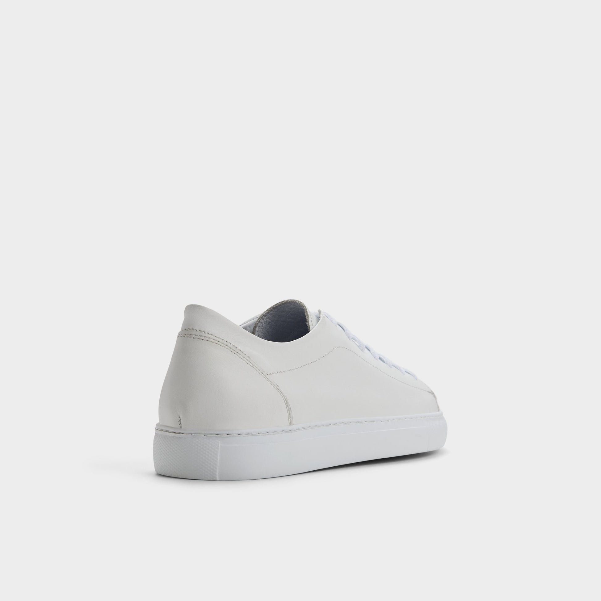 Angle de trois quarts de l'arrière de Blanc Hawke Sneaker bas
