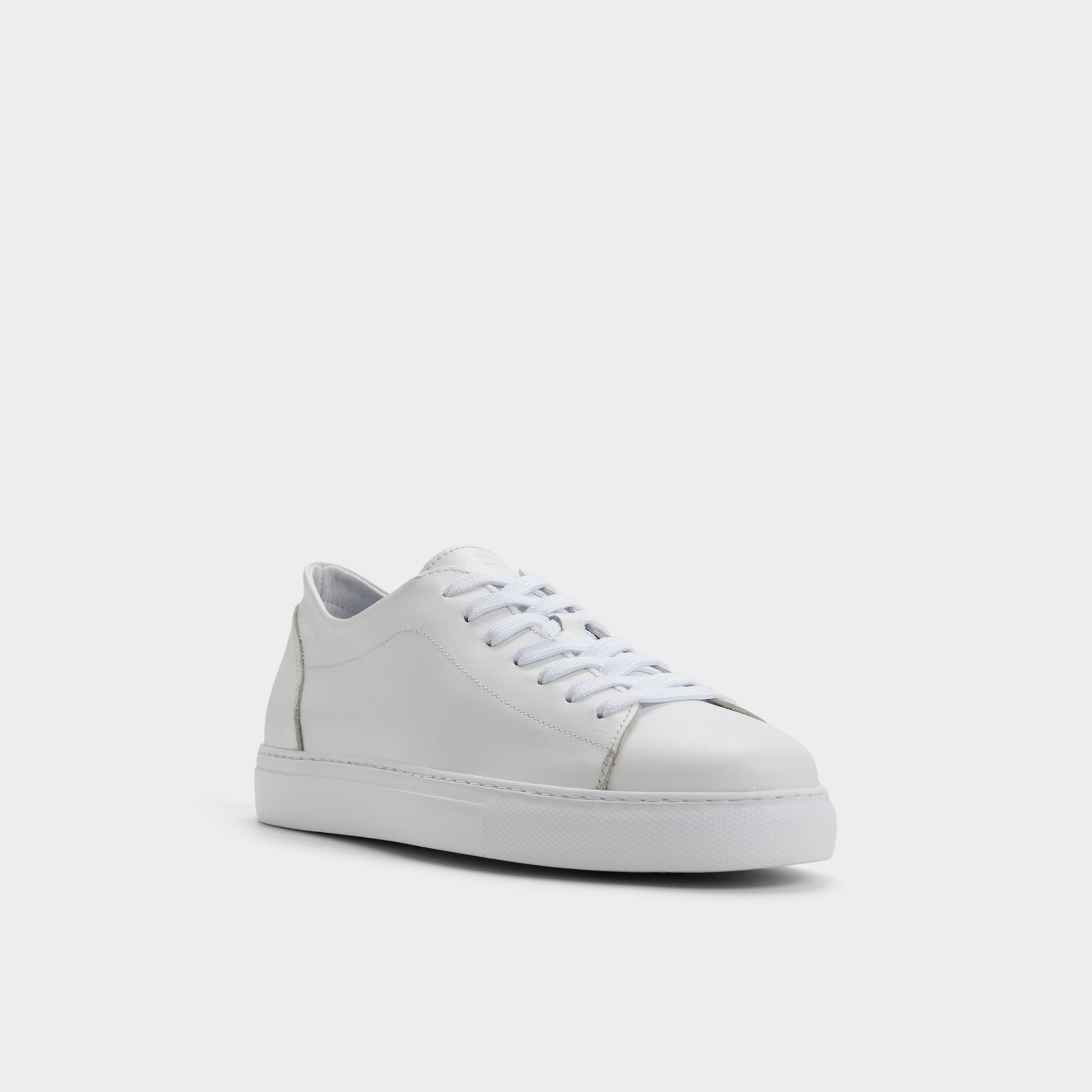 Angle de trois quarts de la face avant de Blanc Hawke Sneaker bas