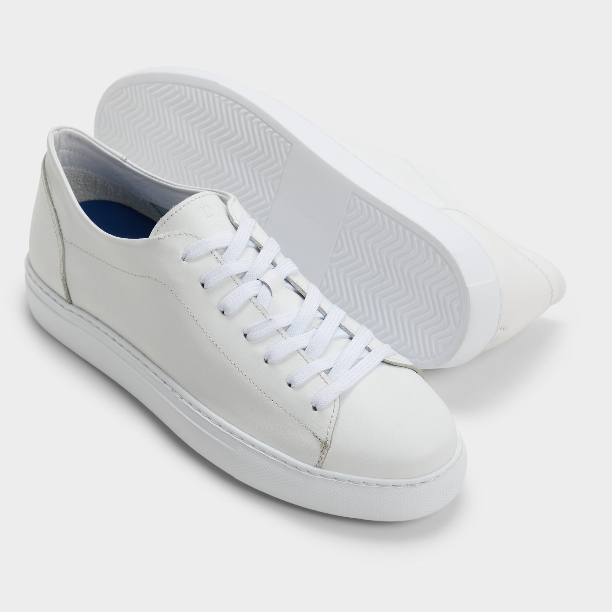 Vue en surbrillance d'une paire de Blanc Hawke Sneaker bas s