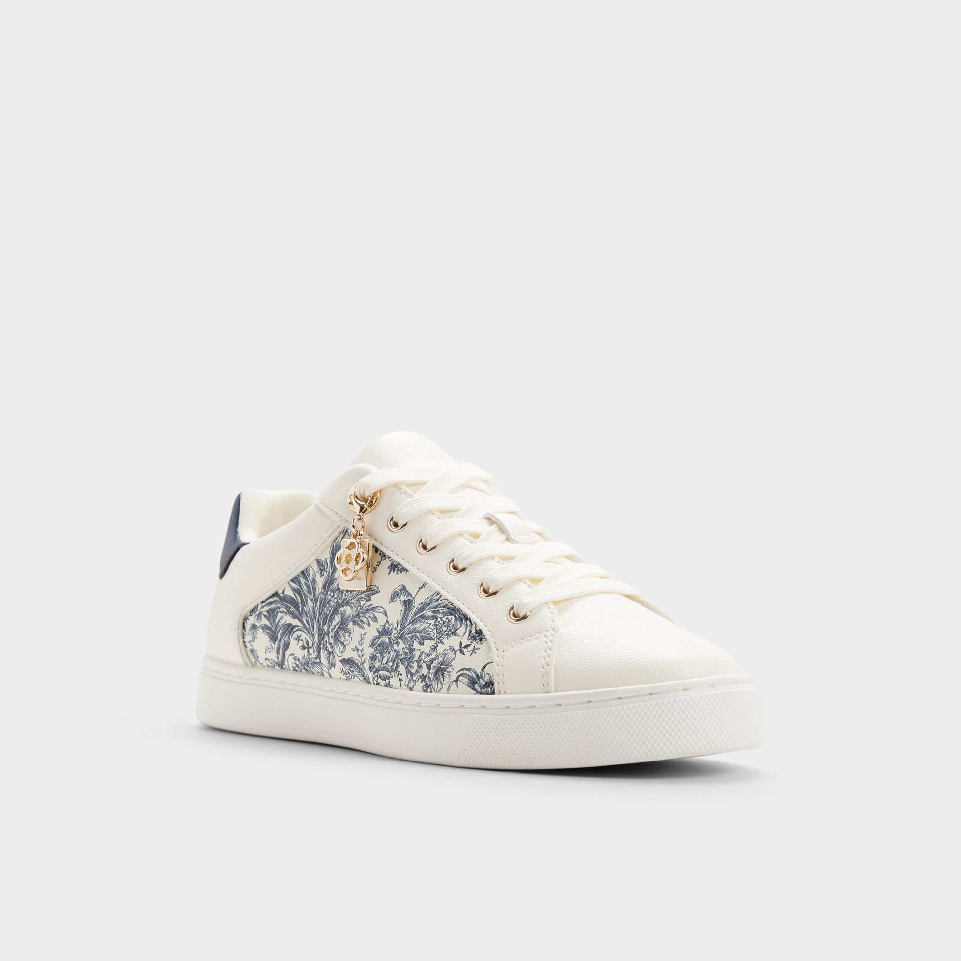 Three-quarter angle of White/blue Elgata Sneaker's front side