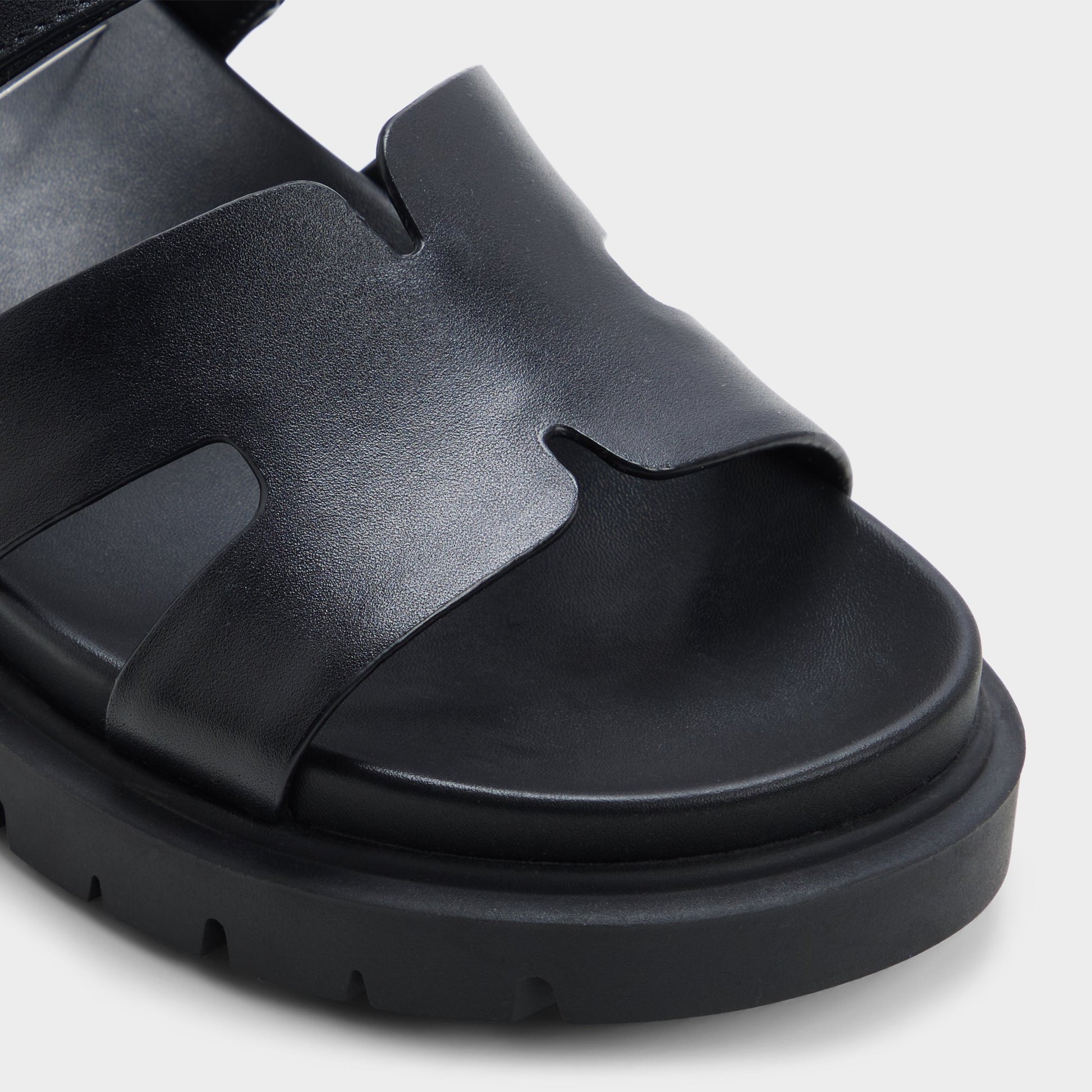 Gros plan de la Noir Marys Sandale à assise plantaire