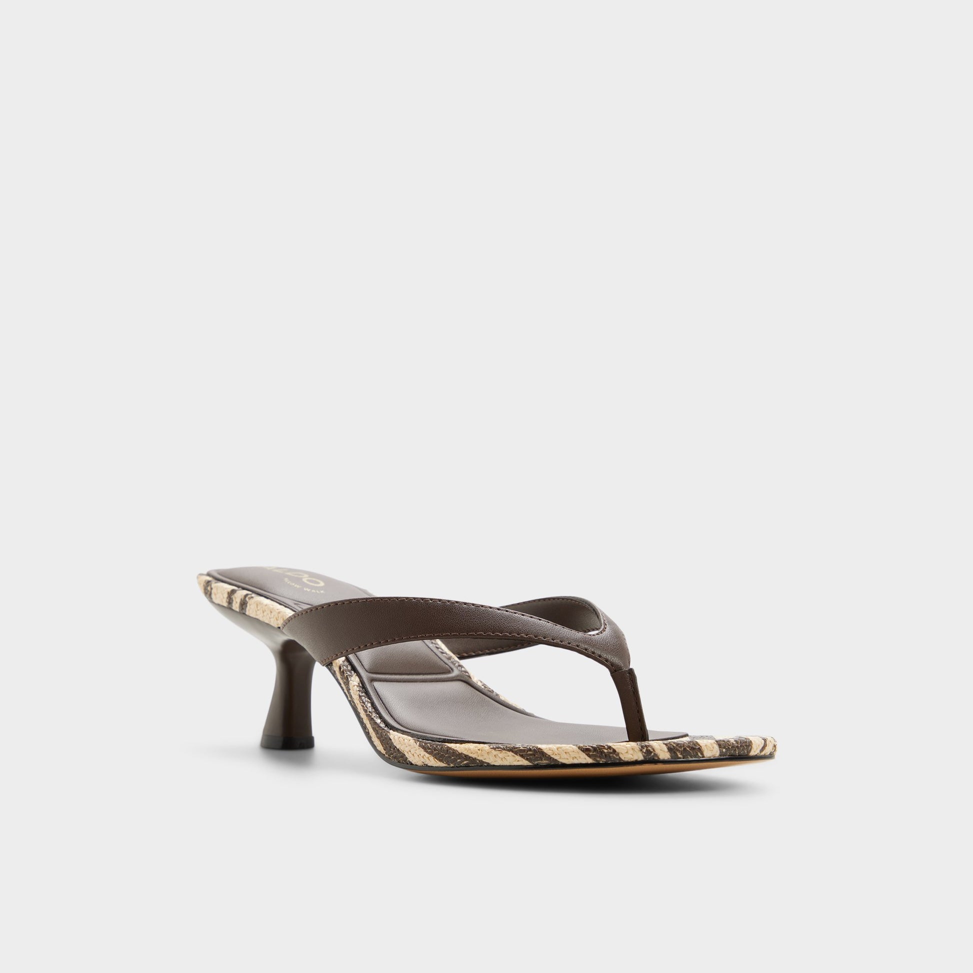 Angle de trois quarts de la face avant de Other brown Jump Sandale tong