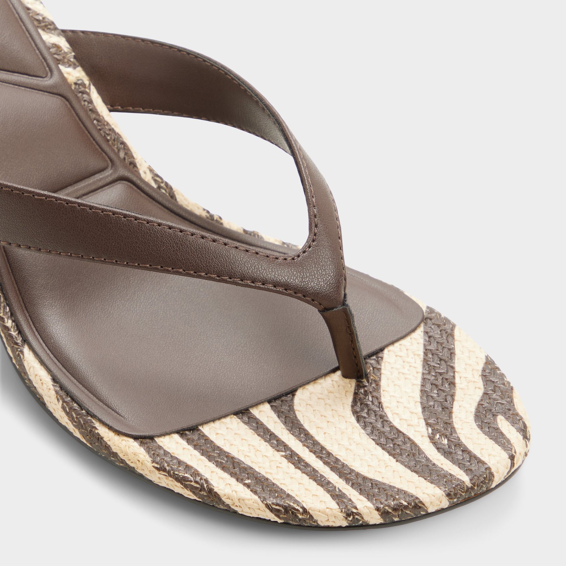 Gros plan de la Other brown Jump Sandale tong