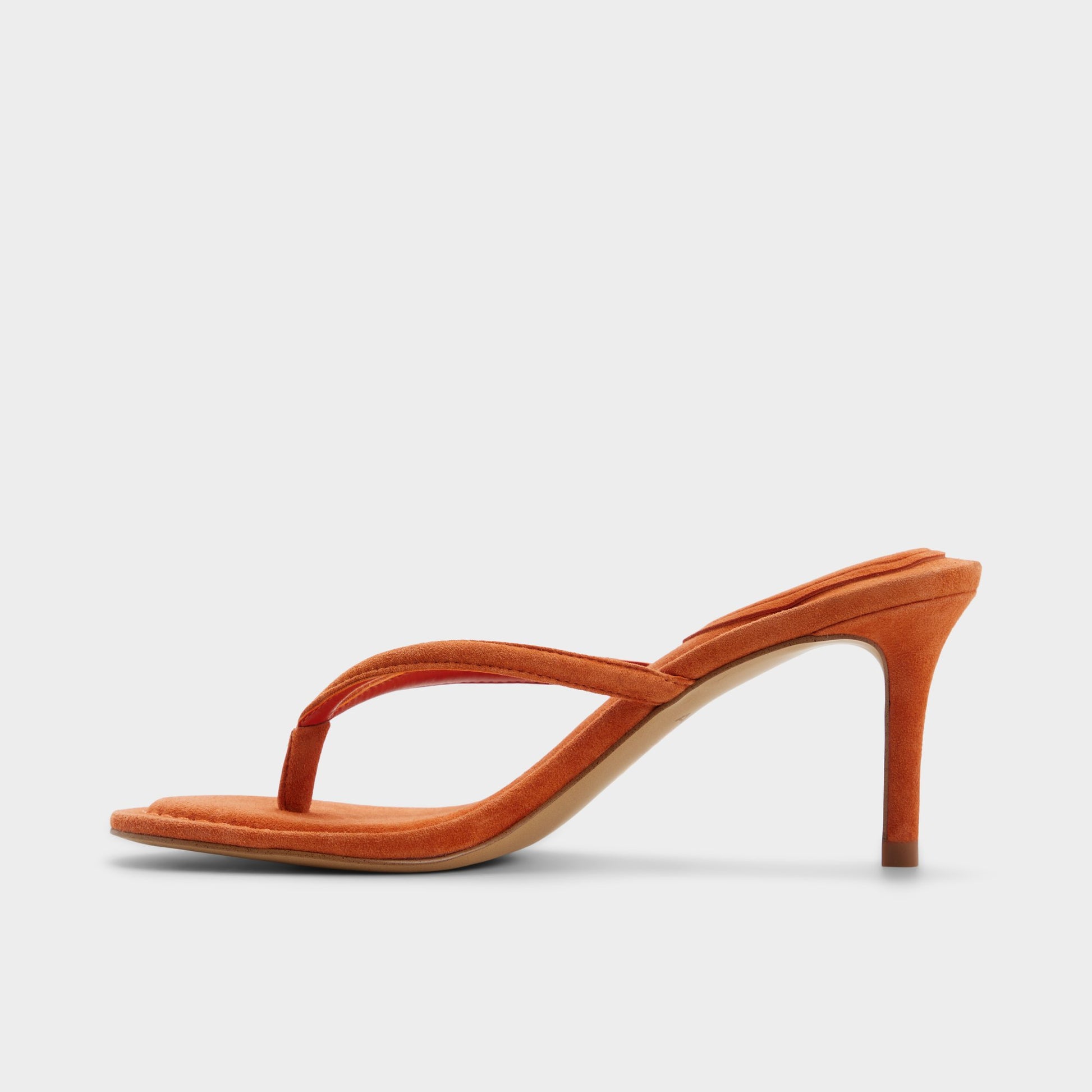 Vue latérale de Orange foncé Skipp Sandale tong à talon