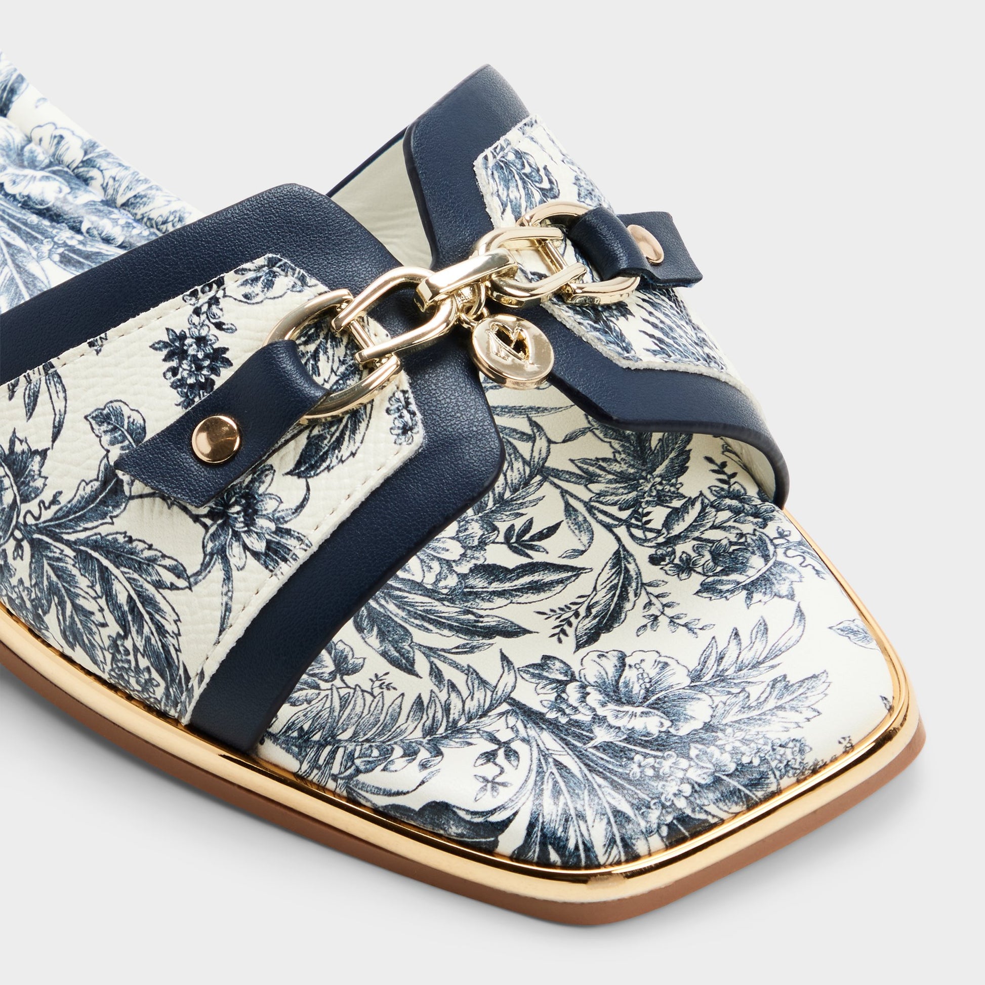 Close-up of the White/blue Alamassi Slide sandal