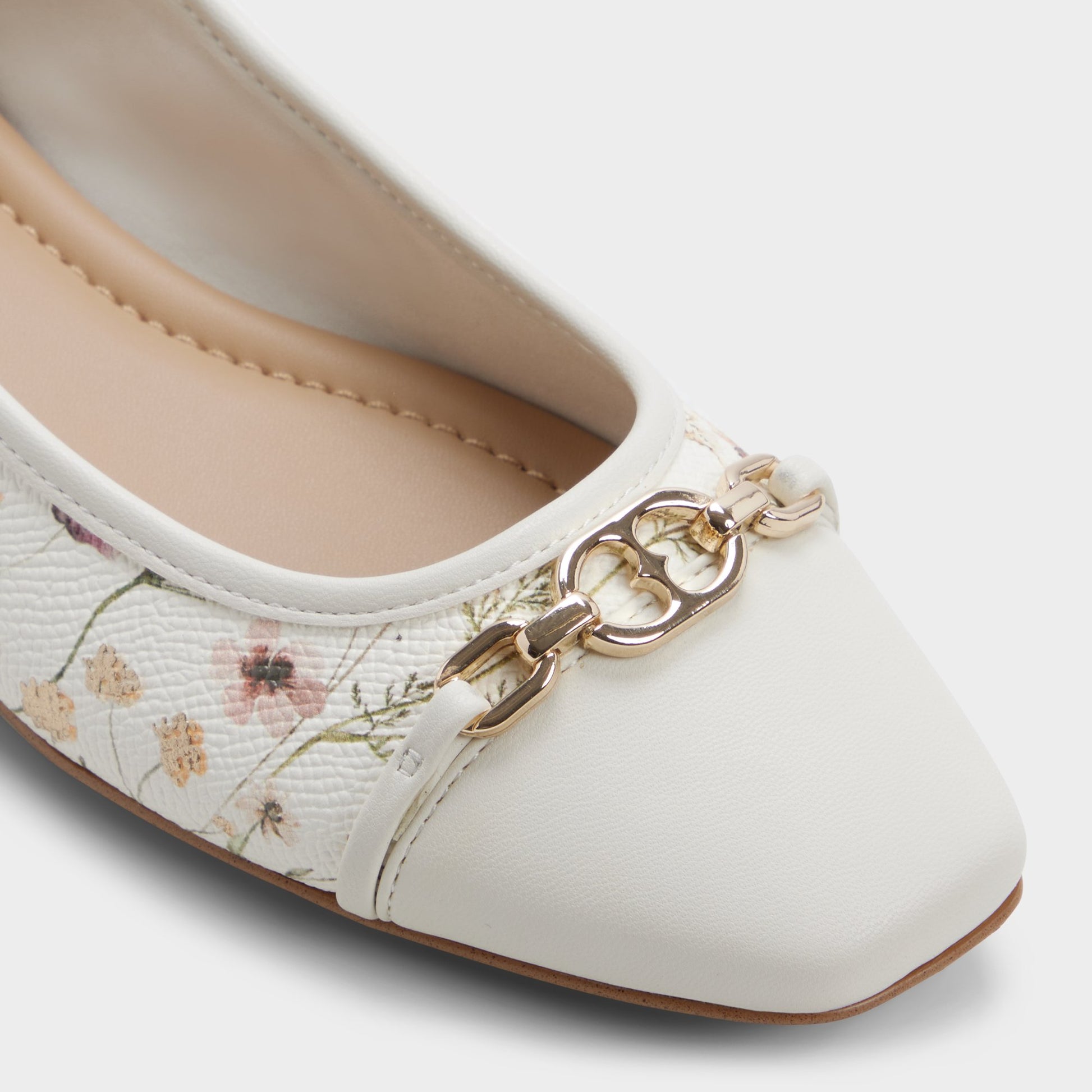 Gros plan de la Blanc combo Krishelle Ballerine