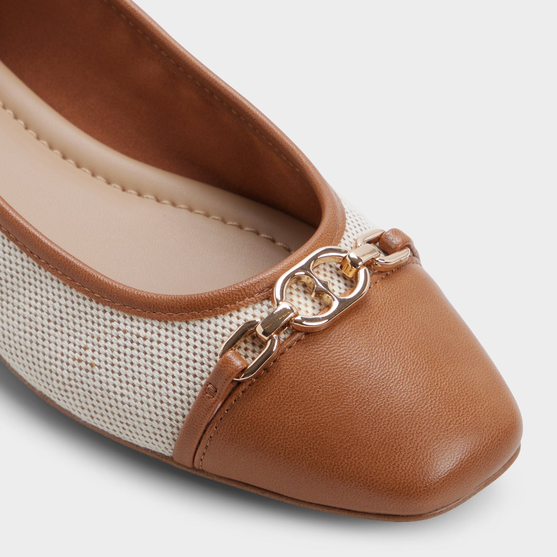 Gros plan de la Naturel Krishelle Ballerine