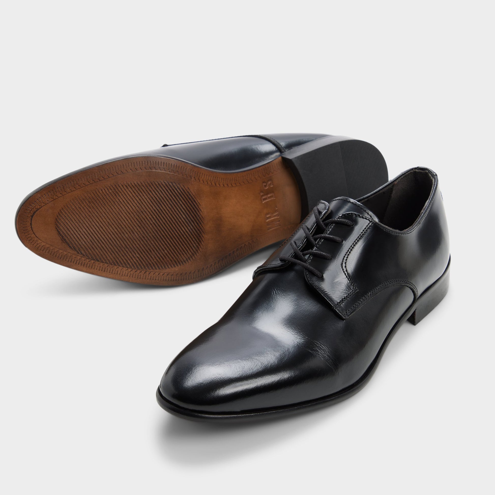 Vue en surbrillance d'une paire de Noir Harald Chaussure derby s