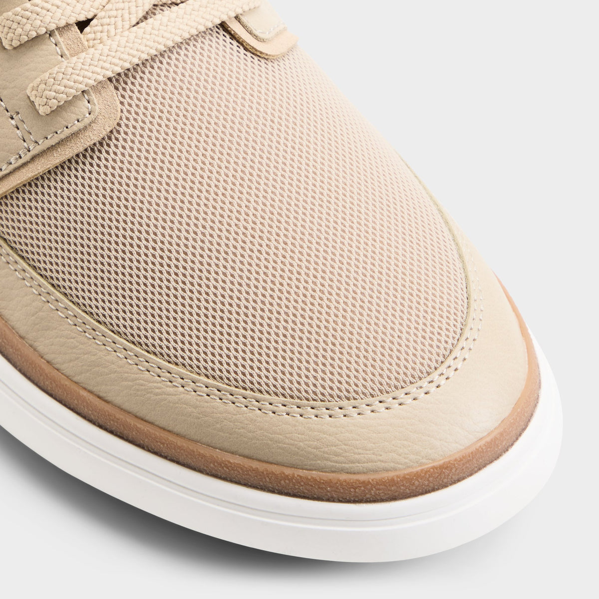 Close-up of the Beige Kurtis Low top sneaker
