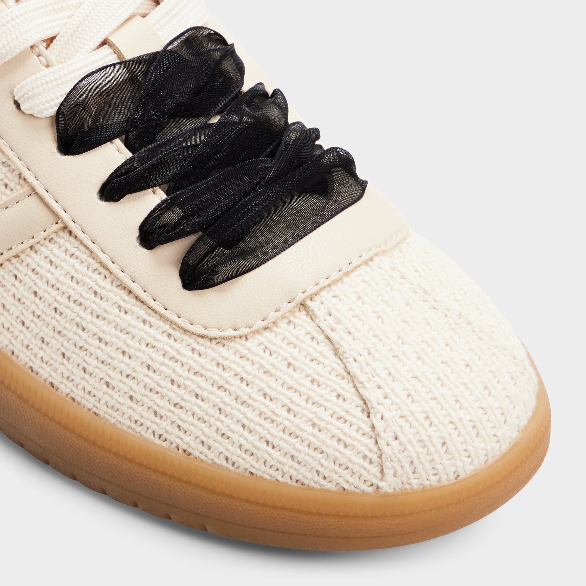 Close-up of the Cream/blk Chicsneaker Sneaker